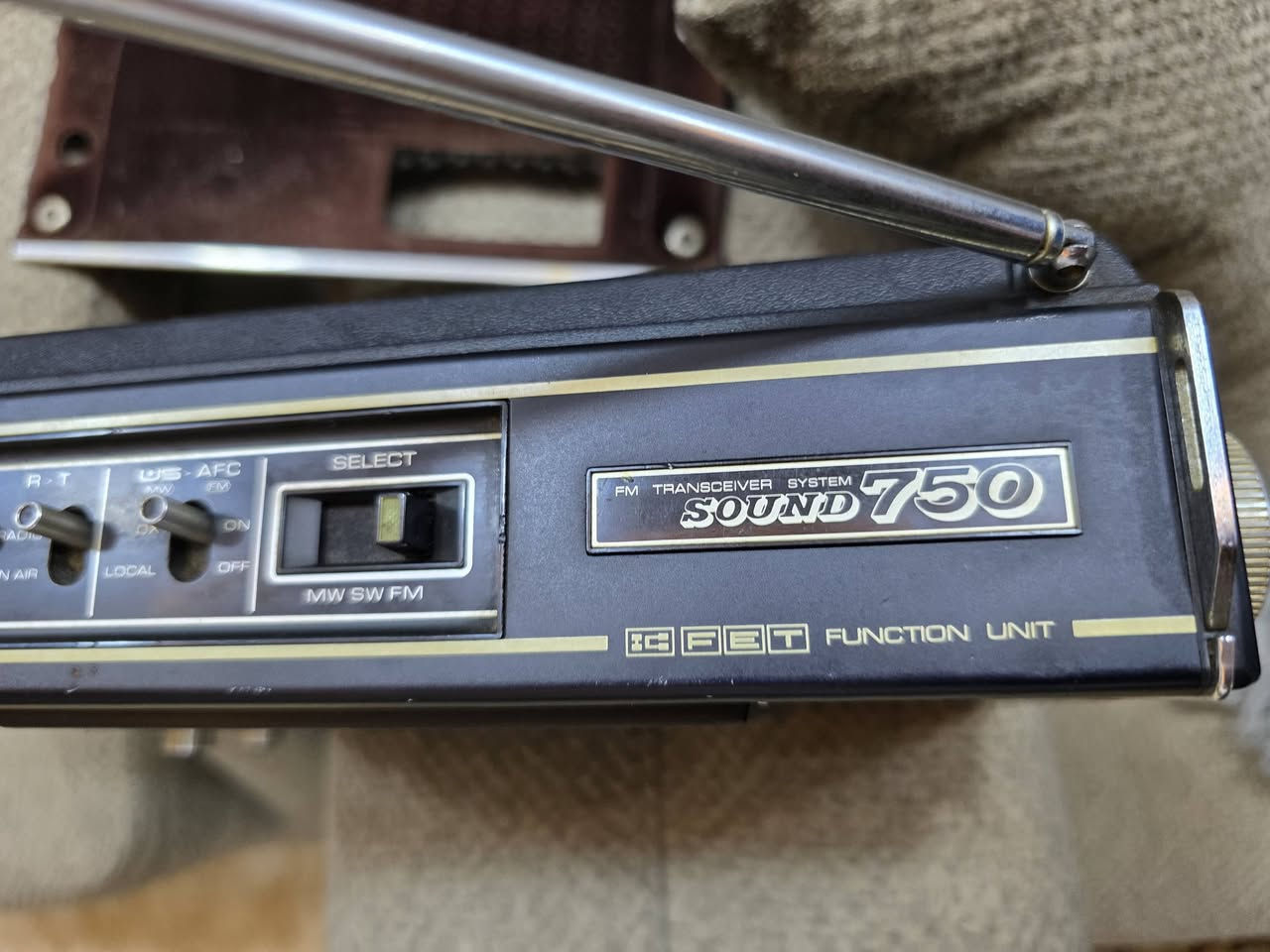 📻 للبيع: راديو توشيبا أنتيك أصلـي (Toshiba Sound 750) 📻
​تحفة أصلية وعريقة لهواة الأنتيك والقطع النادرة!
​لكل عشاق الزمن الجميل ومقتني القطع الأنتيك المميزة، نعرض لكم راديو Toshiba Sound 750 الياباني الفاخر بصلابته وتصميمه الكلاسيكي الأنيق.
​🌟 مميزات الجهاز:
​الماركة: Toshiba (توشيبا الأصلية).
​الموديل: Sound 750 / FM Transceiver System.
​الموجات: يدعم موجات (FM / SW / MW).
​المواصفات التقنية: مزود بتقنية IC FET لنقاء الصوت واستقبال قوي للإشارة.
​التحكم بالصوت: مفاتيح للتحكم المستقل بالباص (Bass) والتريبل (Treble)، مع إضاءة للمؤشر (Dial Light Push On).
​مؤشر الضبط (Tuning Indicator): شاشة قياس استقرار الإشارة بحالة ممتازة.
​التصميم: هيكل متين، أزرار معدنية وفخامة كلاسيكية تُزين أي مكتب أو صالة أنتيكات. مكاني سماوه. ***********
