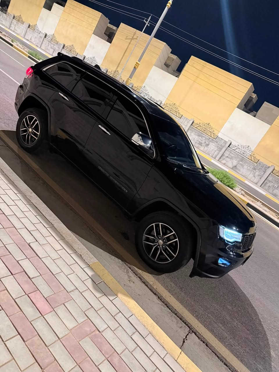 جيب جراند شيروكي 2017 🚘
💰 السعر:177 قفل 🔒 
الحادث جاملغ وبنيد بدون ايرباك
📍موقع السيارة:كربلاء 
📞 للتواصل: ***********
━━━━━━━━━━━━━━━

📌 المواصفات الأساسية:

* Jeep Grand Cherokee موديل 2017

* محرك (3.6L (V6
* دفع رباعي 4x4
* تشغيل بصمة
* دخول ذكي
* شاشة وسطية Uconnect
* كاميرا خلفية
* بلوتوث / USB / AUX
* مثبت سرعة
* حساسات
*رادار خلفي
* مقاعد كهربائية
* مقاعد جلد
* تدفئة مقاعد ومقود
* مودات قيادة 
*تشغيل عن بعد
*جنطه كهرباء
*فتحه سقف
*مقاعد خزن
