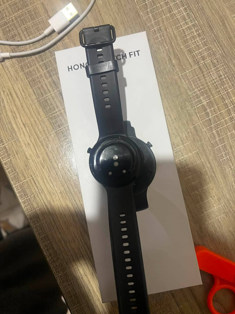 السلام عليكم ساعه watch fit استخدام قليل جدا المواصفات شاشة AMOLED كبيرة وواضحة جداً بحجم
1.64 إنش، ألوانها تجنن وتشتغل باللمس
البطارية: جبارة، تمشيك تقريباً 10 أيام بشحنة وحدة، وتدعم
الشحن السريع
خفيفة جداً ومريحة بالإيد،
الرياضة بيها 96 وضع رياضي مختلف، ومدرب خاص على الشاشة يراويك التمارين بحركات أنيميشن.
مقاومة للماء
وتكدر تتحكم بالموسيقى، وتشوف الإشعارات والرسائل،
وبيها GPS داخلي
غراضها كلها موجودة سعرها 100 وبيها مجال حك الجية مكاني بغداد البنوك 
***********

