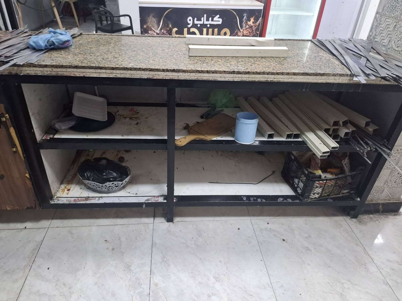 السلام عليكم غراض للبيع ميوزه عدد٦ مع كراسي وطباخ اربع عيون وكرين بركر وجمبر جاي مع طباخ وقواري ومنفلة كباب  وميزان طول مترين مرمر ثقيل مكاني واسط ***********
