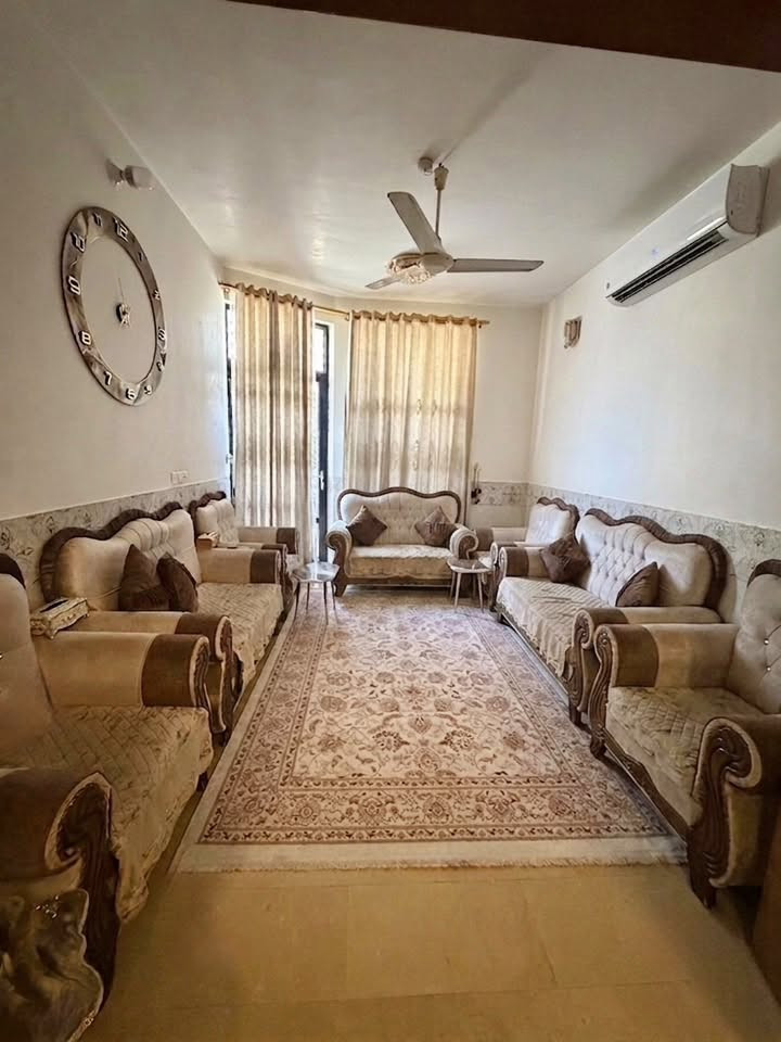 دار للبيع – مجمع الفرات السكني🏠🔥
* المساحة: 108 م²
* البناء: درجة أولى
* طابقان

الطابق الأرضي:
غرفة نوم، استقبال، صالة كبيرة، مطبخ، حمام، وتواليت خارجي.

الطابق الثاني:
غرفتا نوم (إحداهما ماستر)، صالة كبيرة، وحمام.

المميزات:

* واجهة وأرضيات مرمر.
* موقع مميز على طريق الحر مقابل الاتحاد الرياضي.
* جميع الخدمات متوفرة: كهرباء بمحولات خاصة، ماء، مجاري، تصريف أمطار، شوارع مبلطة، وحدائق أمام كل دار

🔥السعر ٢١٥ مليون وبي مجال للشراي🔥

للأستفسار التواصل على الرقم التالي👇🏻☎️
***********‬📞
