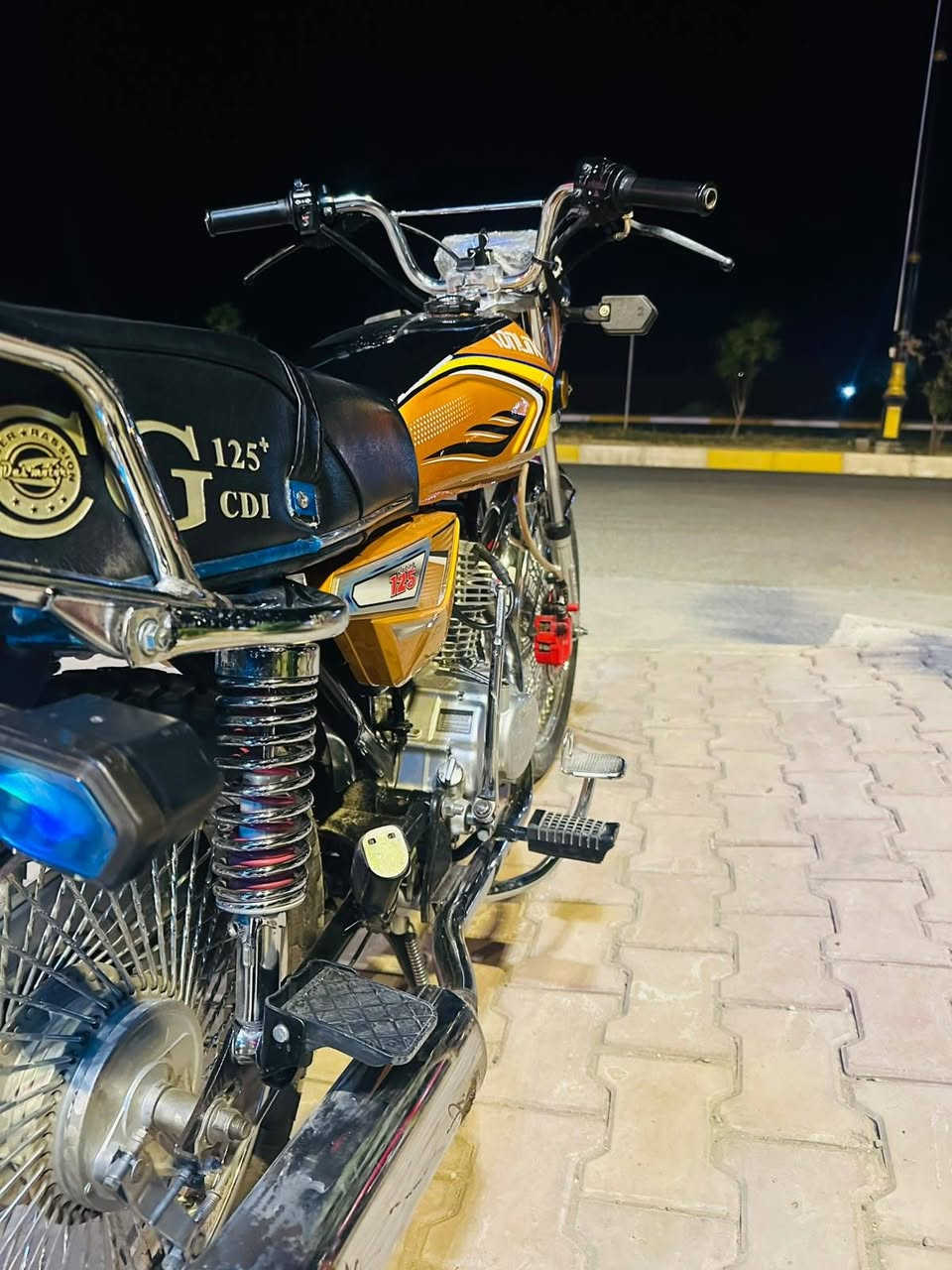 السلام عليكم للبيع تايكر 2025 مكفولة كفالة عامة اي نقص ما بيها محرك بلادي 125cc أوراق كاملة كهربائيات كلها شغالة عداد إلكتروني مكان ديالى للاتصال : *********** السعر 775
