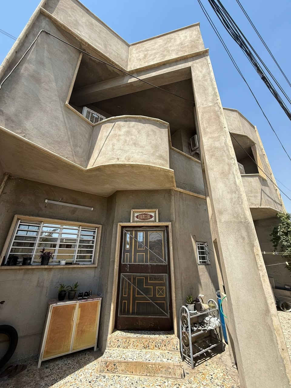 🏡 بيت للبيع – حي المنصور الجانب الأيمن ع شارع العام 

📐 المساحة: 200 متر
📏 الواجهة: 10 متر
📜 السند: ملك صرف
🏠 مكوّن من طابقين

🔹 الطابق الأرضي:
🚗 كراج
🛋️ هول + استقبال
🍳 مطبخ حار + بارد 
🚿 صحيات
🛏️ غرفتين نوم

🔹 الطابق الثاني: 
‏🛋️ هول 
🚿صحيات
‏🛏️ 5 غرف نوم
🏡بيتونة
‏🌤️سطح

📞 للاستفسار والاتصال:

‭***********
***********
