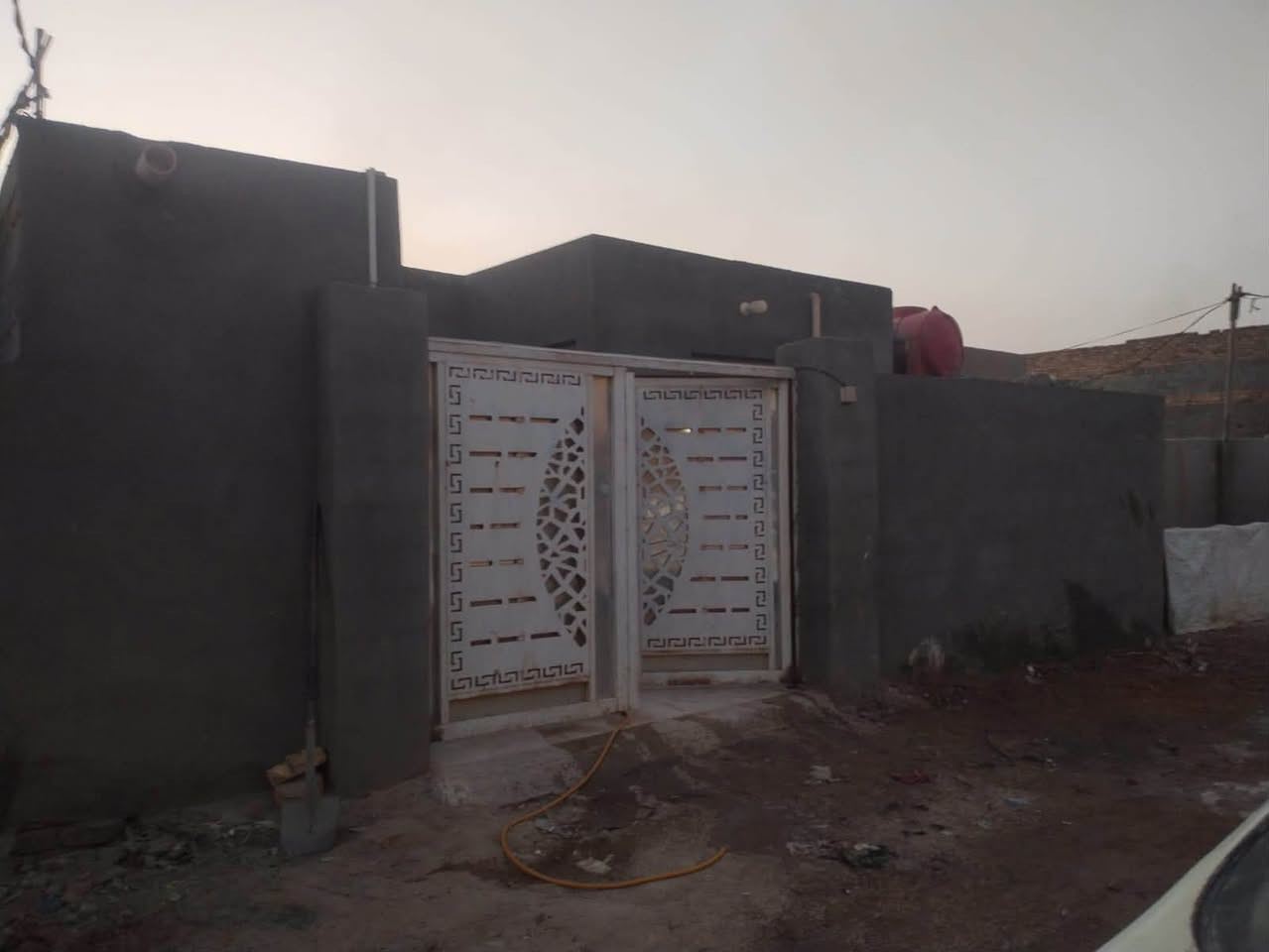 بيت بناء جديد بيت نضيف جدا الموقع نهايه شارع الوكفه يم التبليط علشارع سند ٢٥  مساحته ١٤٠
يحتوي على 
غرفتين وصاله ومطبخ ومضيف وكراج سياره 
للستفسار ***********
