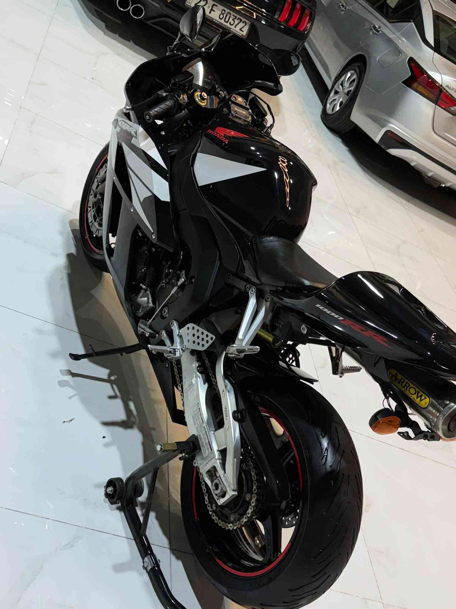 السلام عليكم cbr 1000RR للبيع موديل ٢٠٠٧ 
بيع سريع ماكو بهيجي هاي سعر او هاي نضافة 
سعت فقط ٢٩$ بيها مجال بسيط دراجة دخول جديدة ماشي ٥١ الف ماماشي بل عراق برمجة دراجة 
دبل مروحة بطارية كبير اكزوز اصلي 
كير محرك شرط برغي مامفتوع تاير امامي ل تاير خافي شرط بل كارتون دينار مسرف مابي دراجة ب اربيل شراي خابر تدلل *********** واتس اب بيها
