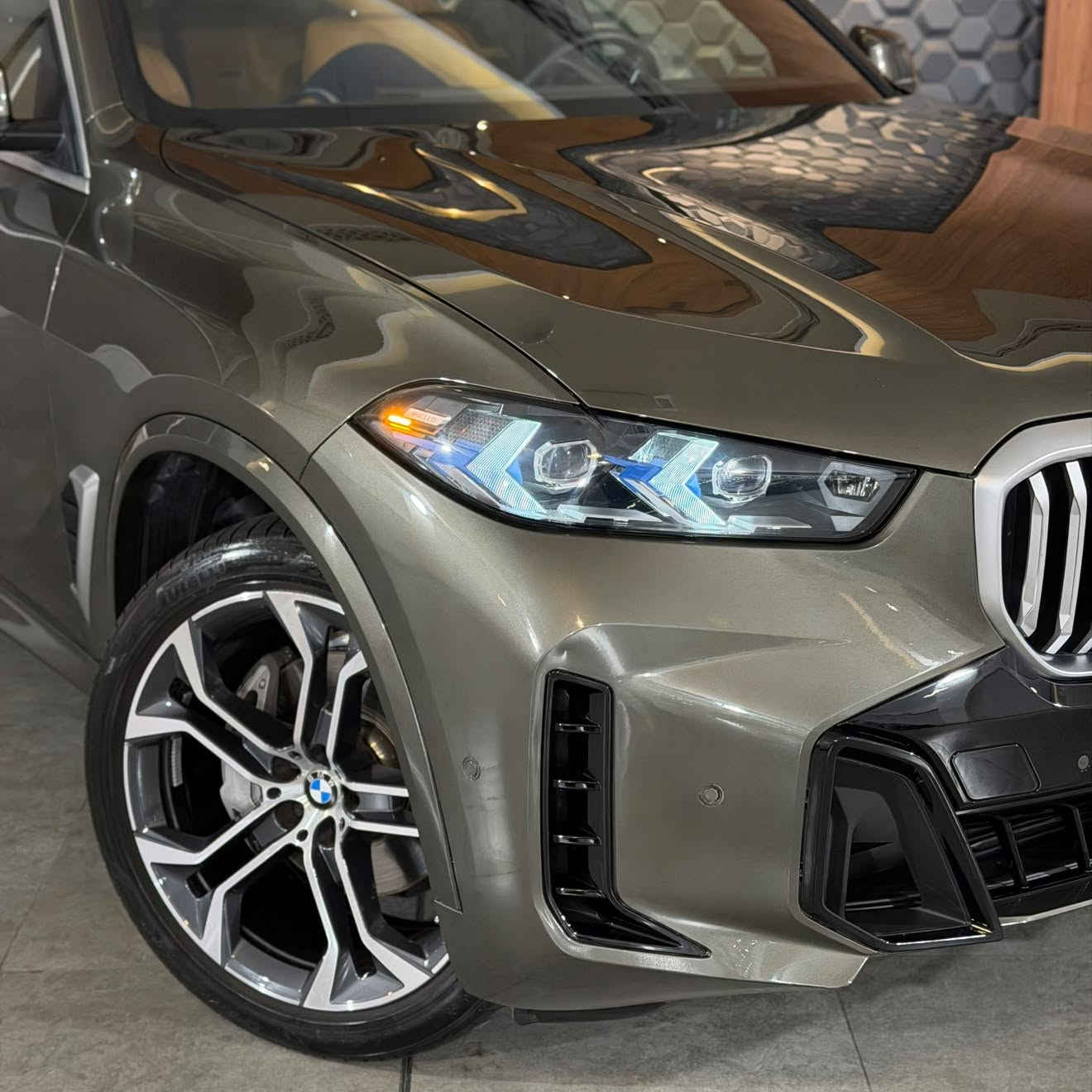 BMW X5 M package ماشية ١٤ الف فقط📦🇩🇪
موديل : 2024
لون مميز : زيتوني و داخل مشمشي
مواصفات السيارة فول
سعر : 520$ ورقة

 مواصفات:
الكاميرا الخلفية - سقف بانورامي - صندوق كهربائي - التحكم على المنحدرات - كاميرا 360 - تدفئة المقاعد - فتحة
السقف - بصمة - شاشة - مراقبة النقطة العمياء - التحكم التلقائي في درجة الحرارة - نظام بدء التشغيل - نظام فرملة الطوارئ - 8 وسادة
هوائية - المصابيح الأمامية ليد - مصابيح الليزر الأمامية - عرض المعلومات على الزجاج الامامي - تدفئة مقود القيادة - لوحة قيادة رقمية
- إنارة محيطية - أبل كاربلاي - مقاعد تدليك - sDrive

السيارة وارد امريكي بيها باب صبغ بدون لا دواخل لا ايرباك حادث كلش بسيط

سعر : 520$ ورقة

للاستفسار : ***********
العنوان : السليمانية المعارض الجديدة شركة ازمر اوتو معرض رقم ٣٤

