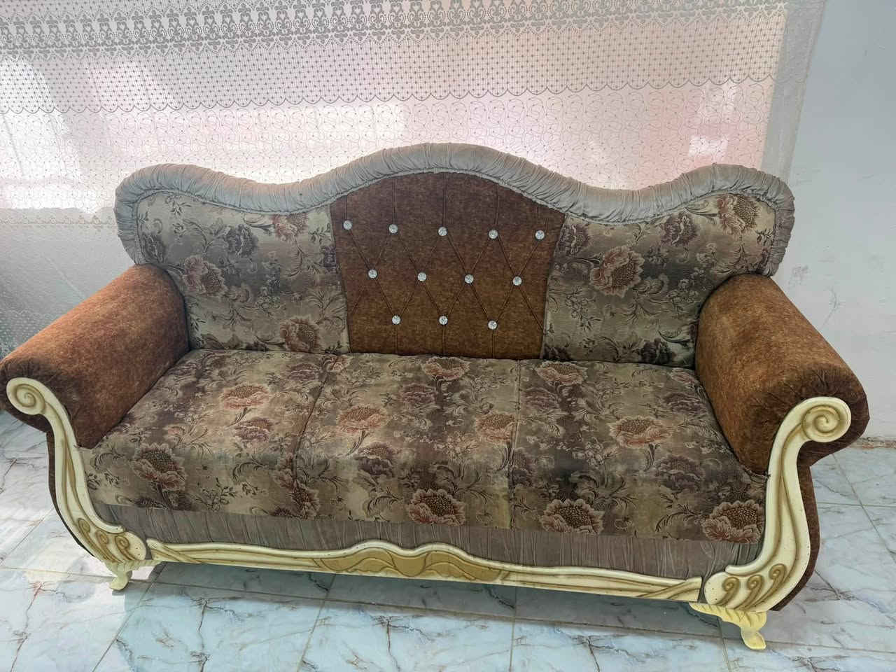 السلام عليكم تخم ١٠ مقاعد مع طبلات  نضيف للبيع للاتصال ***********
