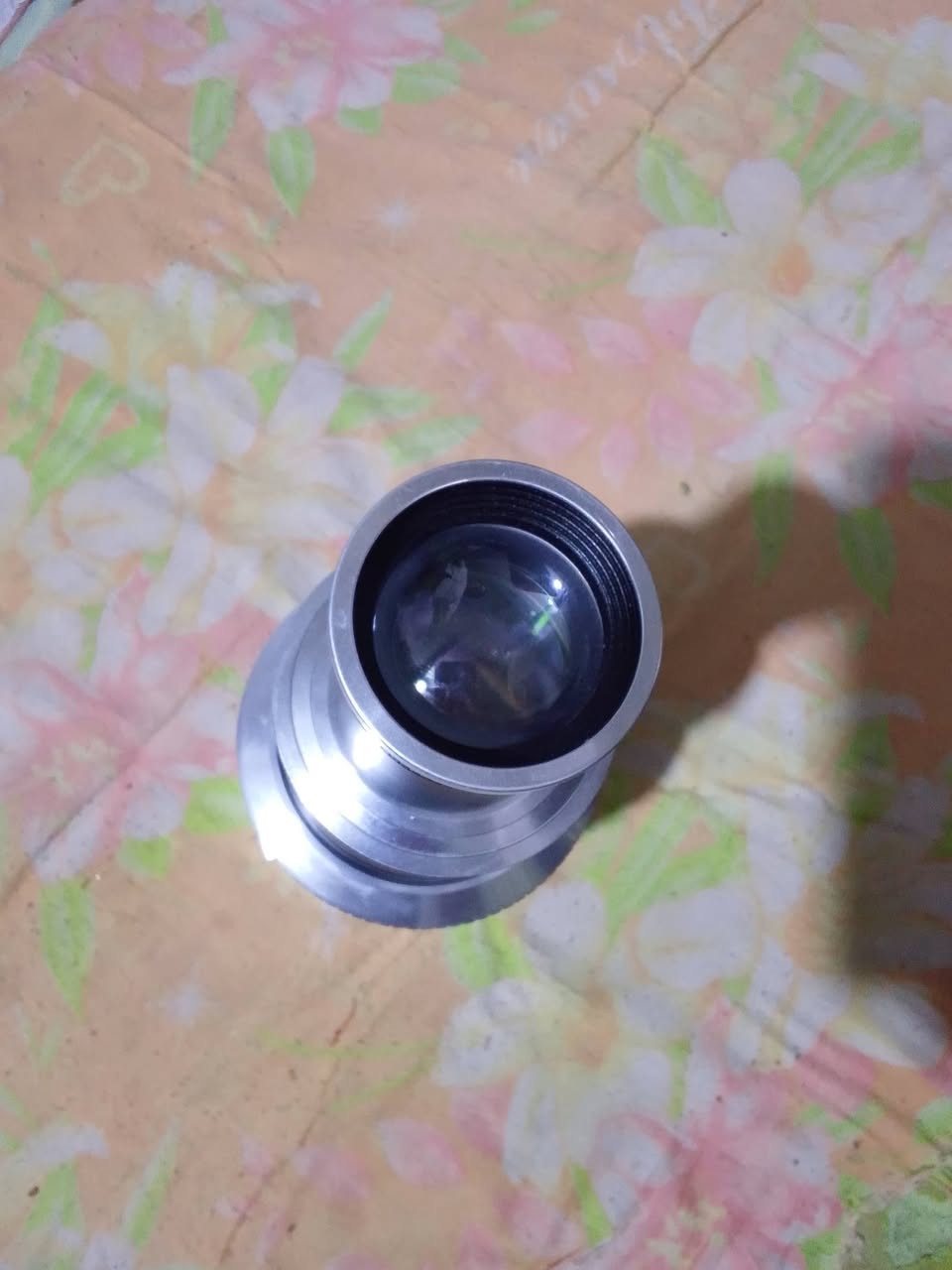 السلام عليكم هاذ الجهاز البيع
هذا الجهاز هو مكثف إضاءة بصري (Optical Snoot / Spotlight Projector) من ماركة YSKE موديل MM08 بفتحة تركيب من نوع Bowens.يُستخدم هذا الملحق في التصوير الفوتوغرافي والفيديو لتوجيه حزم الضوء بشكل مركز، ويأتي عادةً مع أقراص تشكيل الضوء (Gobos) ومرشحات ألوان لإنشاء تأثيرات ظلال وخلفيات فنية ضوئية.إذا كنت ترغب في معرفة المزيد، أخبرني:ما هو نوع مصباح الإضاءة الذي تستخدمه معه؟هل تحتاج إلى مساعدة في طريقة تركيب أو استخدام الأقراص والفلتر الضوئي؟ ‏‪‏‪***********‬‏ وتساب
