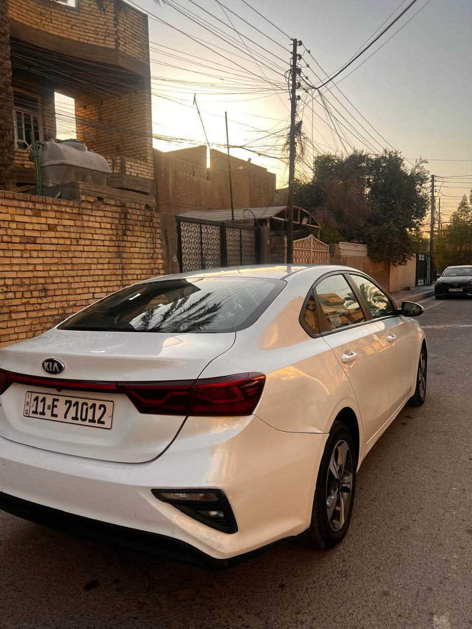 السلام عليكم
كيا سيراتو 2019 خليجي مكفولة من الضربة والصبغ
مواصفاتها 
مكينة 1600 دوش تحكمات كاميرا خلفية
خمسة ويل كب تبريد قطعتين داخل لونين
جاهزة من جميع النواحي 
ماشية 91 الف 
رقم بغداد الدولي بأسمي 
مكاني بغداد / الكرخ
السعر 142
رقم الهاتف ***********
