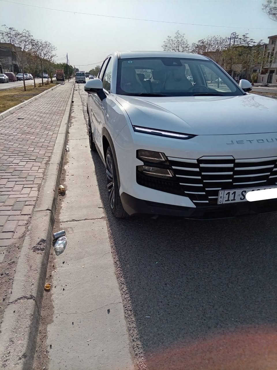 للبيع جيتور داشنك لكجري 2024
 فول لون ابيض صدفي
ماشية 37 الف كيلو قابل للزيادة
مكفولة لا صبغ ولا بارد فقط طخة في باب السكن وشويه في الباب الخلفي موجود في الصور واضحه
رقم بغداد الجديد بأسمي 
١٦٠٠ تيربو 
كير تعليك 
وكالة شركة هارلم
بصمتين موجودة وكل كتلوكات الشركة ودفتر الضمان
تبديل الدهن فقط بالشركة والباقي كلشي بلادي 
Dashing 1.6L Luxury جيتور
الموديل: 2024
المحرك: 4 أسطوانات L1.6 تيربو 197 حصان حقن مباشر ناقل الحركة: DCT اوتوماتيكي من 7 سرعات العداد: 37 الف كيلو
استهلاك الوقود: 7.7 لتر لكل 100 كم
المواصفات
* إطارات قياس 20 إنج
*   فتحة سقف بانوراما 
*   مقصورة الركاب من الجلد الفاخر
*   مقعد السائق والراكب كهربائية
*   مقعد السائق مع ذاكرة لحفظ وضعيات الجلوس
*   مقعد السائق مبرد ومدفاء
*   مقعد الراكب مبرد ومدفاء
*   كاميرات محيطية 540 درجة
* شاشة التحكم بقياس 15.6إنج
*  شاشة القيادة بقياس 8 إنج
*  نظام ابل كاربلاي واندرويد اوتو
*   نظام أوامر وتحكم صوتي
*   نظام صوتي 8 سماعات من SONY
*   رادار تفاعلي
*   تحذير مغادرة المسار
*   نظام القيادة شبه الذاتية
*   نقطة عمياء
*   نظام تحذير الاصطدام الامامي والخلفي
*   إنارة محيطية
*   إنارة ترحيبية
*   المرايا الجانبية قابلة للطي كهربائياً
*   شاحن هاتف لاسلكي سريع
*   خاصية إغلاق الشبابيك وفتحة السقف عن بعد
*   مصابيح أمامية أوتوماتيكية زينون مع مصابيح نهارية LED
*  التكيف التلقائي مع الضوء القريب والبعيد
*   مسند الذراع الوسطي مع ثلاجة
*   دخول ذكي (بصمة)
*   تشغيل عن بعد
*   صندوق كهربائي
*   نظام الفرامل اليدوية الاوتوماتيكي Autohold
*   وضعيات قيادة متعددة
*  6 وسائد هوائية
*   موسيقى ترحيبية
*   عتبات الأبواب مضيئة
*   نظام تنقية الهواء مع شاشة لعرض البيئة الخارجية
*   حساس للمطر
* سعر السيارة 24.750 مليون وبيها مجال بسيط 
* للتواصل عالرقم وموجود واتساب (***********)
* مكان السيارة بغداد البياع حي السلام ال4 شوارع
