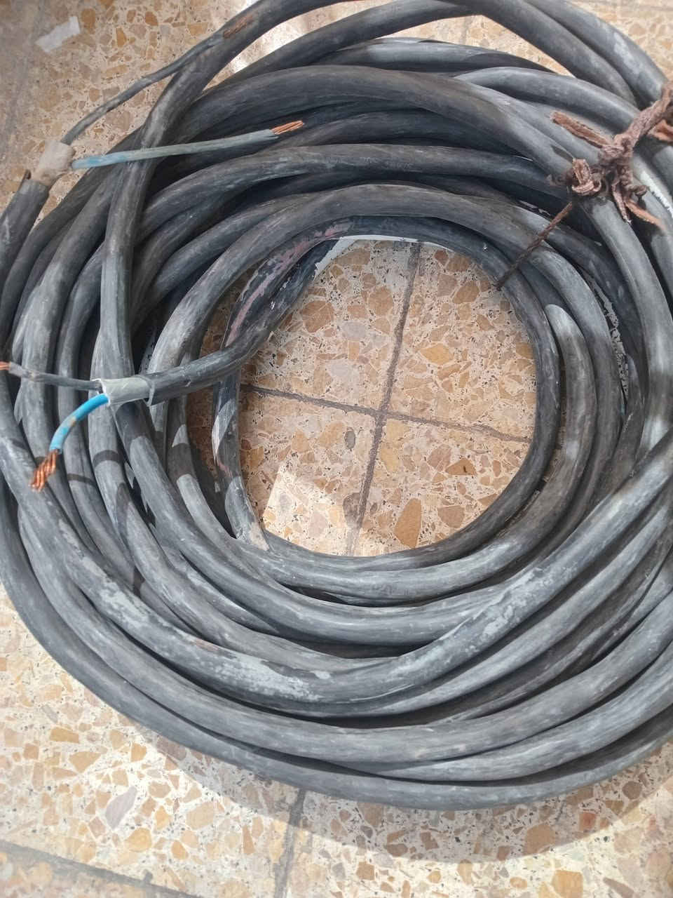 كيبل للبيع  2×10 اردني مستخدم  طول 34متر العنوان بغداد  الاتصال ***********
