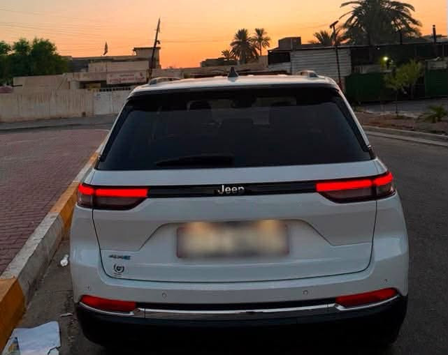 🚘 للبيع | Jeep Grand Cherokee 4xe موديل 2024
Plug-in Hybrid | فول مواصفات | نظيفة جداً

💰 السعر مناسب جدا للجادين  

📍 الموقع: بغداد – المنصور

🔹 المواصفات:
• محرك 2.0 لتر تيربو Plug-in Hybrid (قابل للشحن)
• قوة 375 حصان
• دفع رباعي 4×4
• كير أوتوماتيك 8 سرعات
• ممشى 30,447 مايل
• فتحة سقف بانورامية
• 3 شاشات أمامية
• شاشة للراكب الأمامي
• شاشة وسطية كبيرة
• مقاعد كهربائية
• تبريد وتدفئة المقاعد الأمامية
• Apple CarPlay & Android Auto
• بصمة وتشغيل Start/Stop
• أوضاع قيادة Hybrid / Electric / eSave

✅ الإيرباقات كلها سليمة ولم تفتح.
✅ السيارة شبه كلين، نظيفة جداً، والفحص بأي مكان يختاره المشتري.

حادث كان ضربة خفيفة جداً جداً من الجهة الخلفية (عند التاير الخلفي) وتم تصليحها باحترافية 
.
اللي يهمه الموضوع يراسلني، وأدزله صور الضربة الأصلية قبل التصليح.

🎁 رقم بغداد مميز يجي مع السيارة

📞 للتواصل (اتصال أو واتساب):
***********
