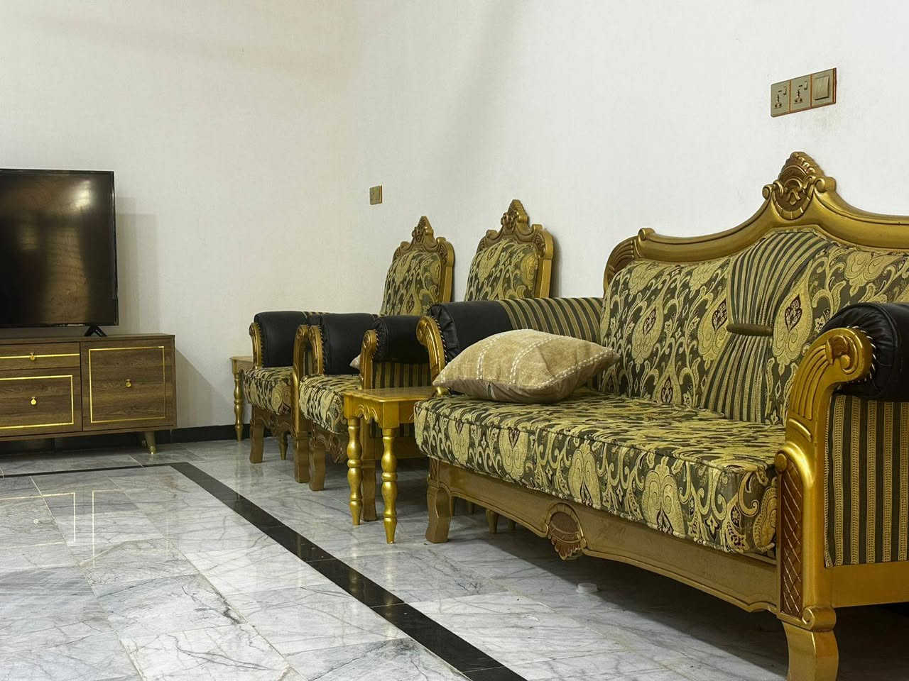 السلام عليكم
للبيع
طخم + ميز بلازمه + طبلات عدد 5 وحده جبيره و 4 اصغار 
السعر مليون و 100 وبي مجال للاستفسار :
*********** 
الديوانية طريق السنيه
