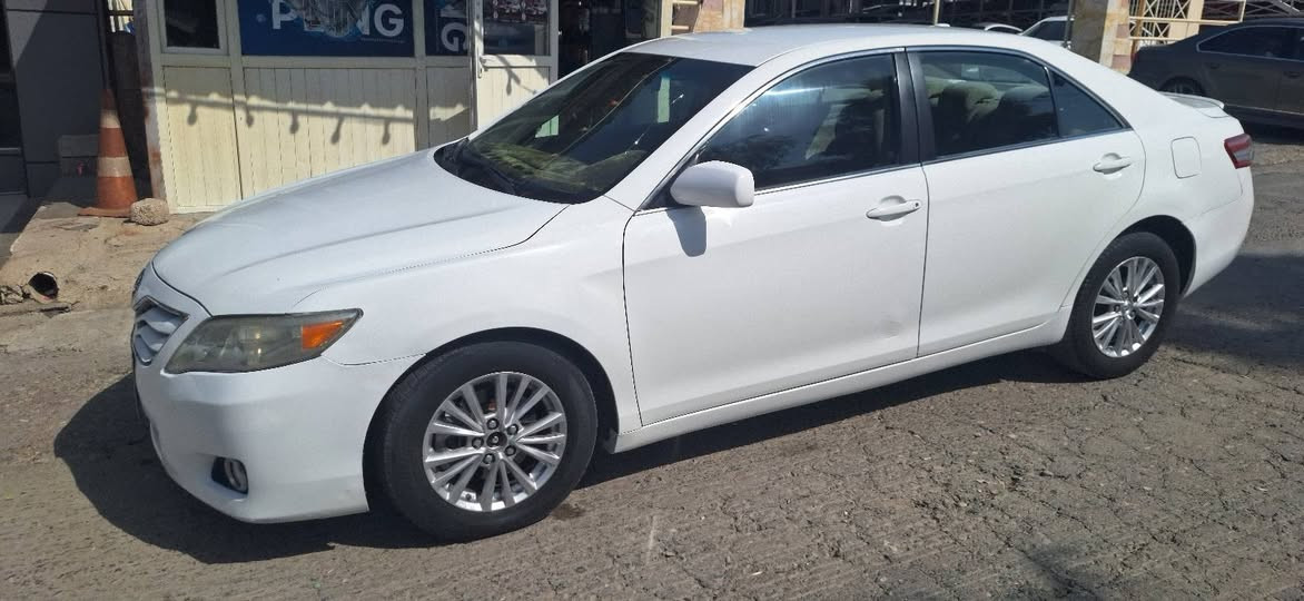 Camry2010 
***********
2 قطعة صبغ بدون دواخل
برشوت سليمة
كير و مكينة نظيف
الغرامات 1.400.000
ينزل من السعر
السعر ٩٥ و مجال
المكان دهوك
