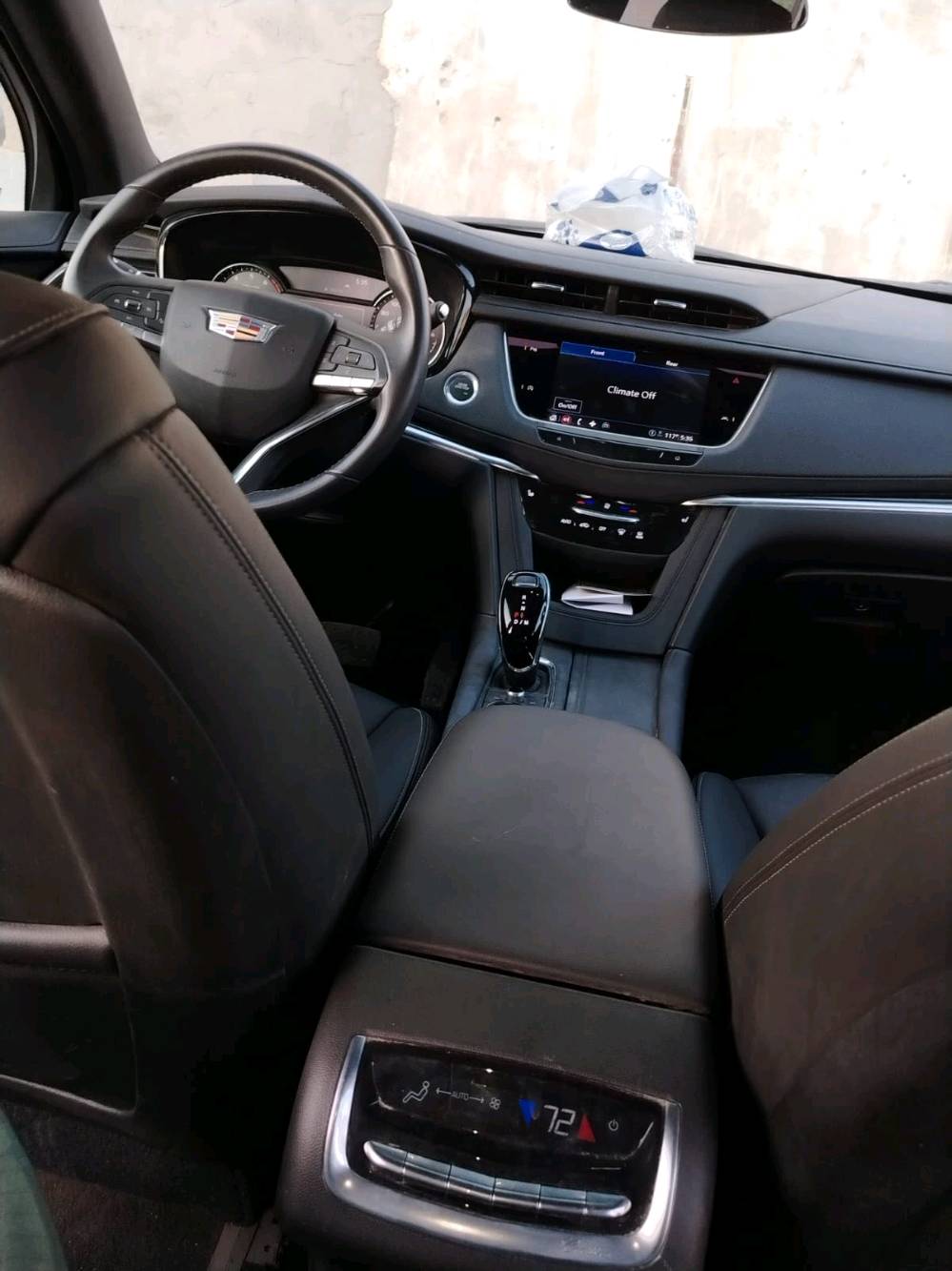 كاديلاك 2025 فئه الـ XT6 Premium Luxury
‏فول الفول 1/1👑🦅
‏• 3 صفوف مقاعد/ 7 راكب
‏•محرك 350T 
‏•الـ گير أوتوماتيك 9 سرعات تنقيل الكتروني ما تحس بيه، ناعمه حيل السياره  🕹️. 
‏• نضام القيادة Drive Mode تكد تحوله اقتصادي، رياضي، او مال طرق حسب رغبتك ⚙️.
‏
‏•واجهيه فئه الـ بريميوم لتدل Premium Galvano 
‏•لايتات LED
‏•بانوراما قطعتين عملاقة Ultra View واصلة لآخر مقعد بالسيارة ☀️.
‏
‏•داخل اسود ملكي 🖤. 
‏•شاشه لمس متوسطه.  تدعم شحن لالسلكِ Wireless Charger بدون وايرات بالدشبول🔋.
‏
‏•تبريد مركزي قطعتين مع شاشه دجيتال وره تتحكم بوحدها تفصل راكب وره عن الكدام ❄️. 
‏
‏•ذاكره خزن لكراسي السايق والمرايات والستيرن تخزن وضعيتين 
‏•الجنطة هيدروليك تفتح بـ "حركة قدم" من جوة الصندوك
‏•قياده ذاتيه، وحساسات اماميه وخلفيه، كامره محيطيه
‏ 
‏السياره حلوه وما ماشيه وهواي بيه مواصفات 
حلوه  رقم راعيه 👇
***********