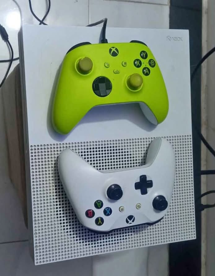 Xbox One s
500 كيكه بس لعبتين جي تي اي 5 وان بيس سعره 180 ومجال كلش قليل للتواصل ***********
