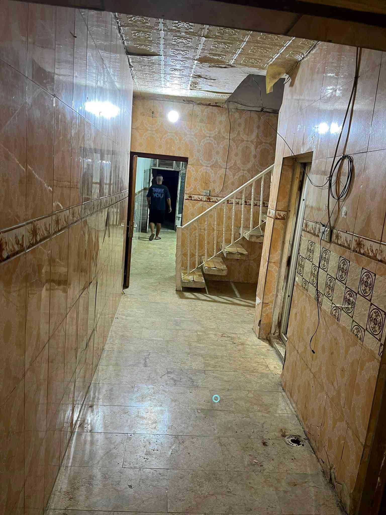 السلام عليكم
بيت للإيجار منطقة الشعب 
مقابل سوق 4000 مقابل روضة السندباد
المساحة 70 متر 
يحتوي على كراج ومخزن و استقبال وحولي ودرج للسطح 
و مطبخ وملحقات مشتركة و ترك و غرفه و سطح للإيجار 
للإيجار 400 رقمي ***********

