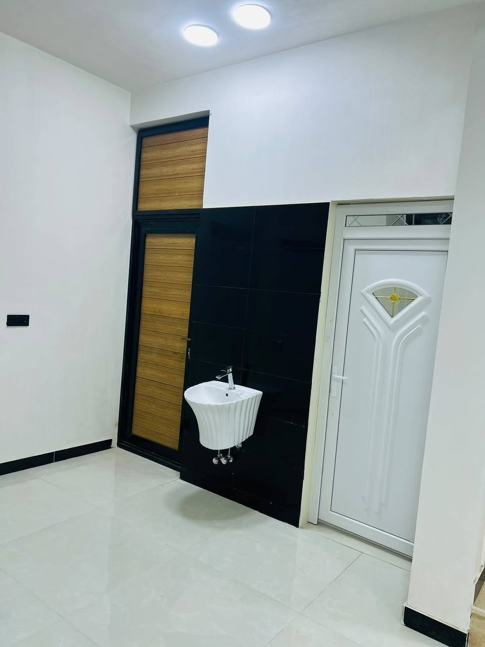 ياالله بيت الاحلام من ابداع ابو مقتدى
متاح بيت للبيع 
حي حكيم شارع 
علاء غريب قريب 
كورنيش مساحه 
200متر
طابقين يتكون 
من 4غرف
صاله عدد 2 
طابوك كله 
صحيات داخلية وخارجية 
درج مرمر
 بيبان كله تركي 
 شغل فووول 
عرض شارع 
11متر 
مرفم من بلديه 
غرفه سويت
سعر خاص
