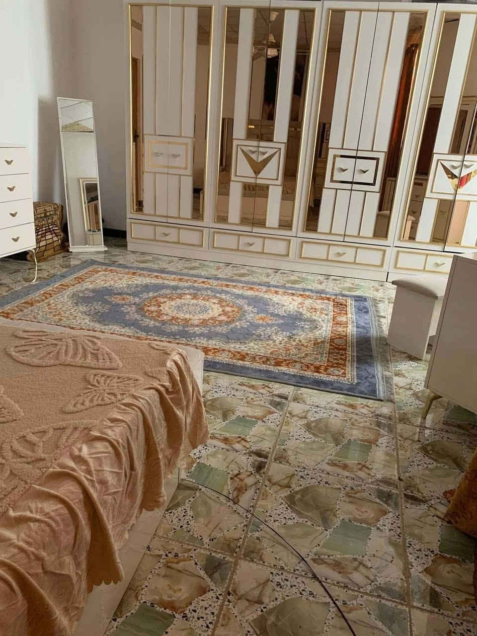غرفة ١١ قطعة • بيها ضرر • بالملحق هـ