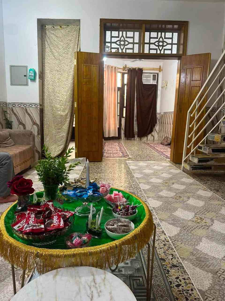 السلام عليكم
🏠 بيت للبيع في كربلاء – حي الإطارات

📍 الموقع: كربلاء – حي الإطارات، قرب مدرسة بطل خيبر.

📐 المساحة: 100 م²
🏗️ سنة البناء: 2019
🏠 طابق ونصف – بناء درجة أولى
🔨 كونكريت مسلح وطابوق جمهوري

✨ تفاصيل البيت:

🔹 الطابق الأول:

• غرفة نوم
• صالة معيشة
• استقبال مفتوح على الصالة، مع باب دفتري للفصل بينهما
• مطبخ
• صحيات عدد 2 
• أرضية كاشي
• الجدران سيراميك وبياض

🔹 الطابق الثاني:

• غرفة نوم
• صالة
• حمام
• سطح داخلي
• أرضية بورسلين درجة أولى
• الجدران بياض

الخلاصه:
• مجموع غرف النوم: غرفتان
• مجموع الصحيات: 3
• جميع أبواب البيت من تسكام عراقي درجة أولى
• البيت كامل وجاهز للسكن، ولا يحتاج إلى أي إضافات

💰 السعر: 150 مليون دينار عراقي
للعلم البيت يباع حصراً من صاحب الدار وليس عن طريق دلال او مكتب 

📞 للاستفسار والاتصال:
***********

📌 للجادين فقط، يرجى الاتصال على الرقم أعلاه.
