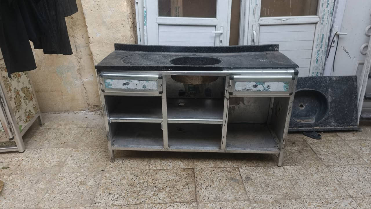 كاونتر المنيوم نضيف بس السنك عوزه بيبان 3 قطع طول مترتين ونص مكان بغداد سعر ب 150 وبي مجال ولي شراي يتصل ع رقم ***********
