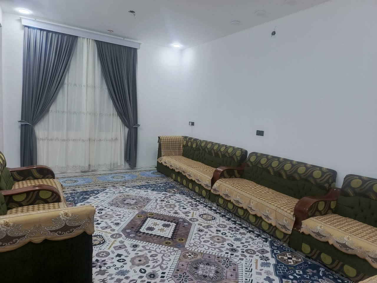 بيت للبيع مساحة 300م غرفتين نوم وصاله ومطبخ حار وبارد واستقبال ومجمع داخلي وخارجي وحديقة كبيرة الشهداء الثانيه الديله قرب المدرسة الصينيه الجديده ***********
