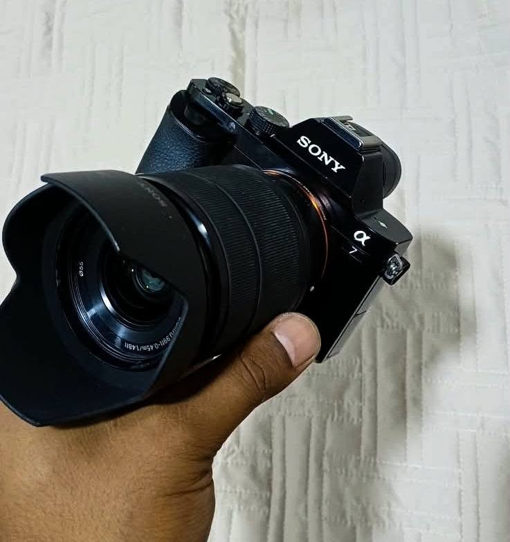 كامير سوني للبيع
كاميرا سوني a7  
فول فريم غنية عن التعريف مع عدسة 
سوني 28/70
شتر 8k مع بطاريتين وشاحنة السعر 750 الف 
المكان البصرة 
رقم الهاتف وتساب ***********
