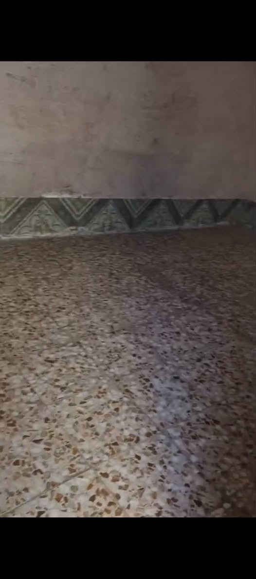بيت للاجار 130متر 
حي ميسان مقابل مصرف الدم مباشر 
منطقه هادئة ومحترمة 
غرفتين كاملات + مطبخ + حمامات + باقي المساحه طارمه + حديقه صغيره 
مطلوب عائلة صغيره تسكنه 
للتواصل *********** النجف, العراق
