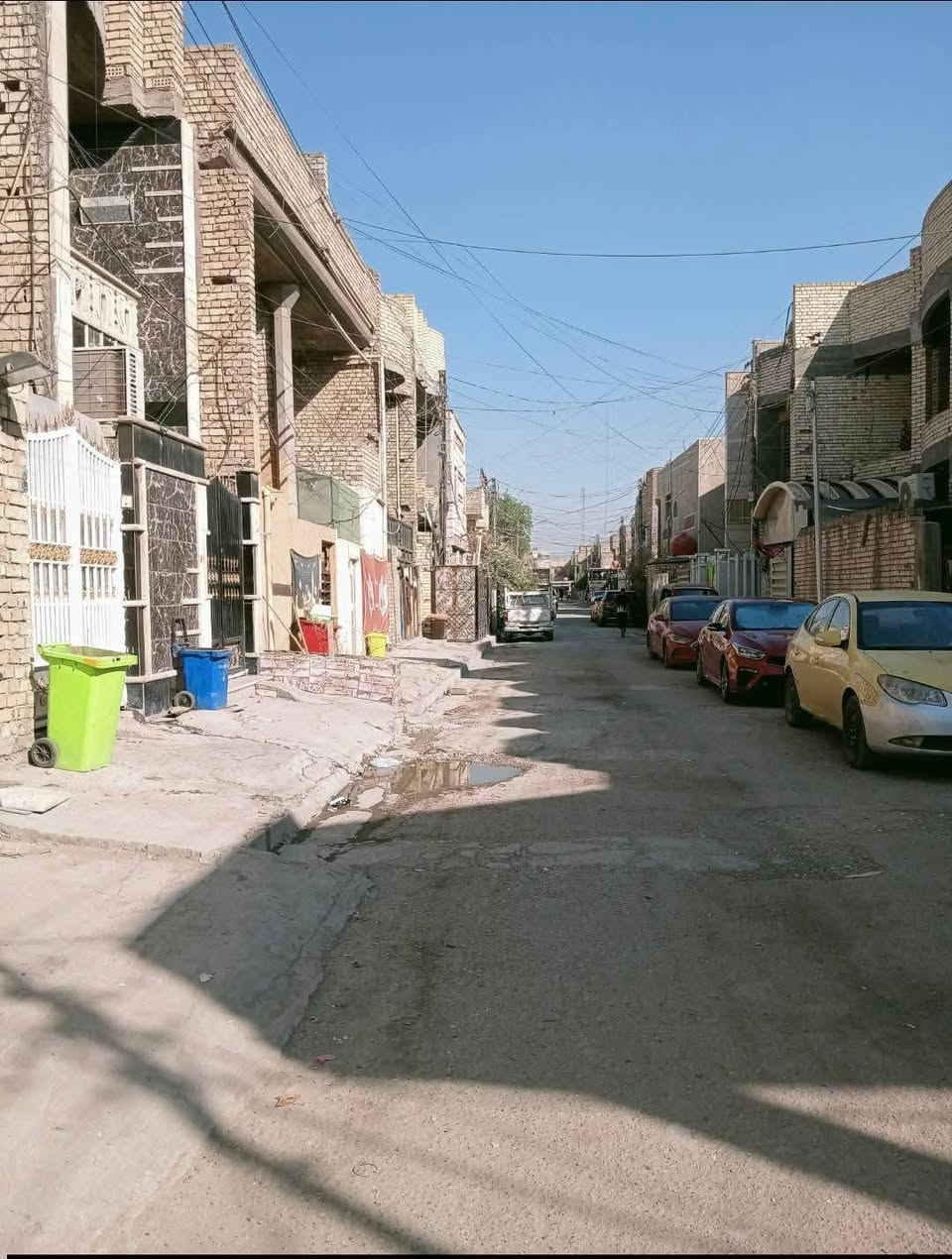 بيت 150متر طابقين يحتوي الطابق الاول غرفتين كبار مع استقبال حمام كبير ومطبخ منور جانبي ومنور خلفي والطابق الثاني يحتوي على 4غرف  يعني مجموع الغرف 6خدمات عنوان البيت ام الكبر والغزلان قرب حسينية الكتاب والعتره قرب أسواق ابو جعفر علمأ الفرع قصير قريب على الساحة أي ستفسار اتصل على الرقم ***********
