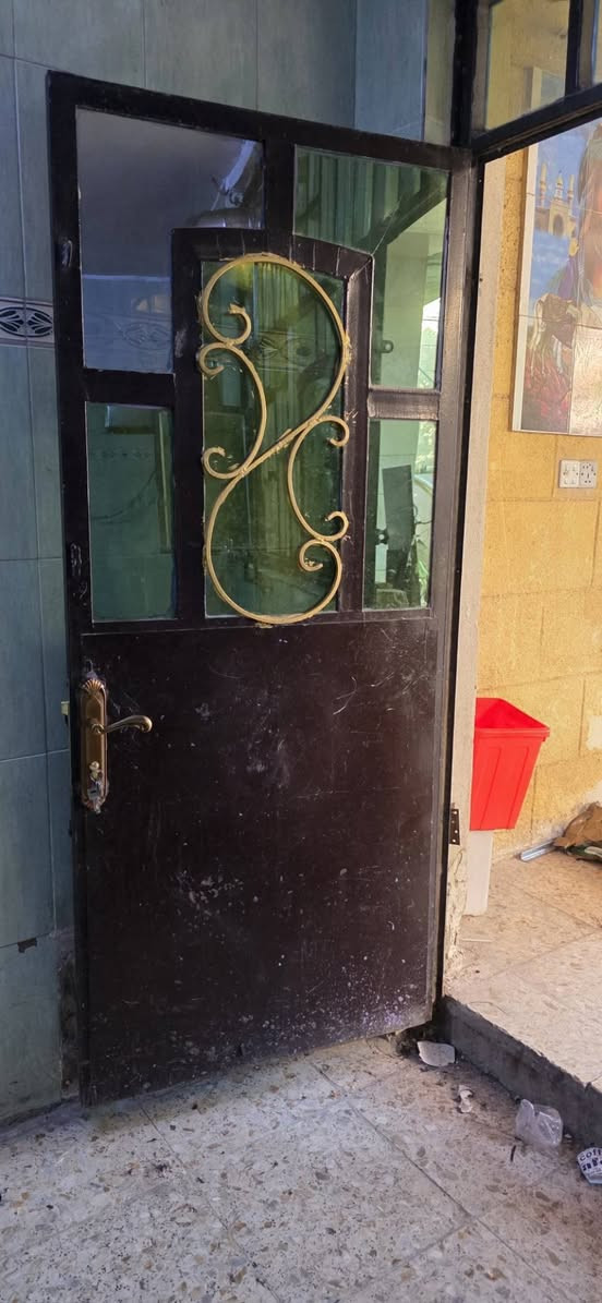 باب المنيوم فضي ب35كامل ويه الجرجوبه لتواصل ***********
باب المنيوم جوزي 50 وياه جرجوبه 
باب خارجي 200كلش نضيف 
وواباقي الابواب ب40
