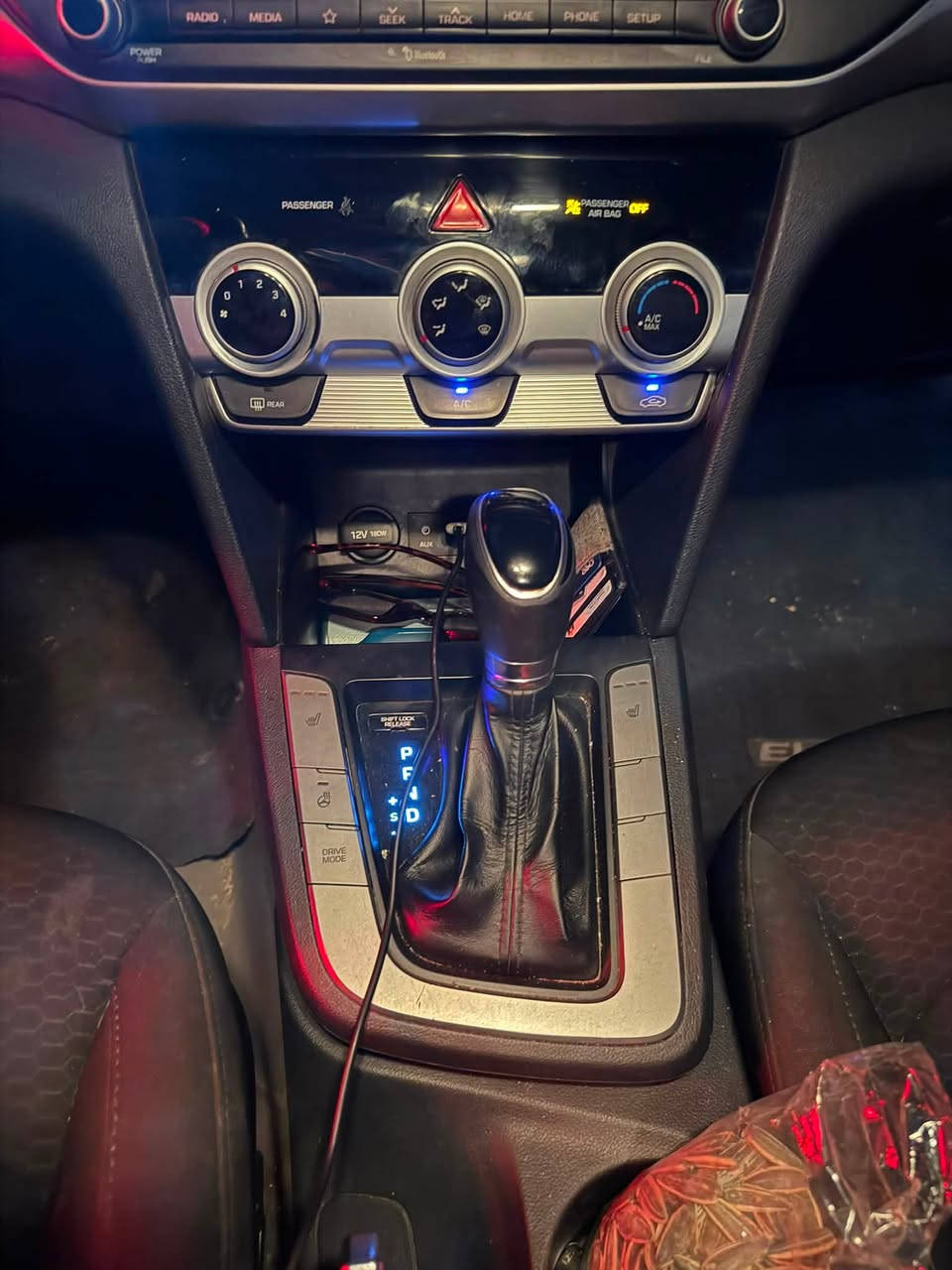 السلام عليكم
🚘 هيونداي النترا 2020
🔴 لون أحمر  
🔥 تدفئة مقاعد  
📍 ماشية 130 ألف كم  
📷 كاميرا خلفية  
📱 Apple CarPlay / شاشه جبيره

السيارة وارد أمريكي، بيها ملاحظات بسيطة من حادثها الأمريكي، وتحتاج بولش وترتيب بعض الأمور.  
الميكانيك جاهز: مكينة، گير، صدر وكلشي تمام، والسيارة جاهزة للفحص.

📍 المكان: بغداد  
💰 السعر: 110 بيها مجال بسيط السياره بيها ملاحظات بلتصليح مال امريكا وبيها دخات خفيفه 
كير محرك تبريد كلش فول السياره تحتاج تعديلات بسيطه وترجع وكاله

📞 للاستفسار: ***********
