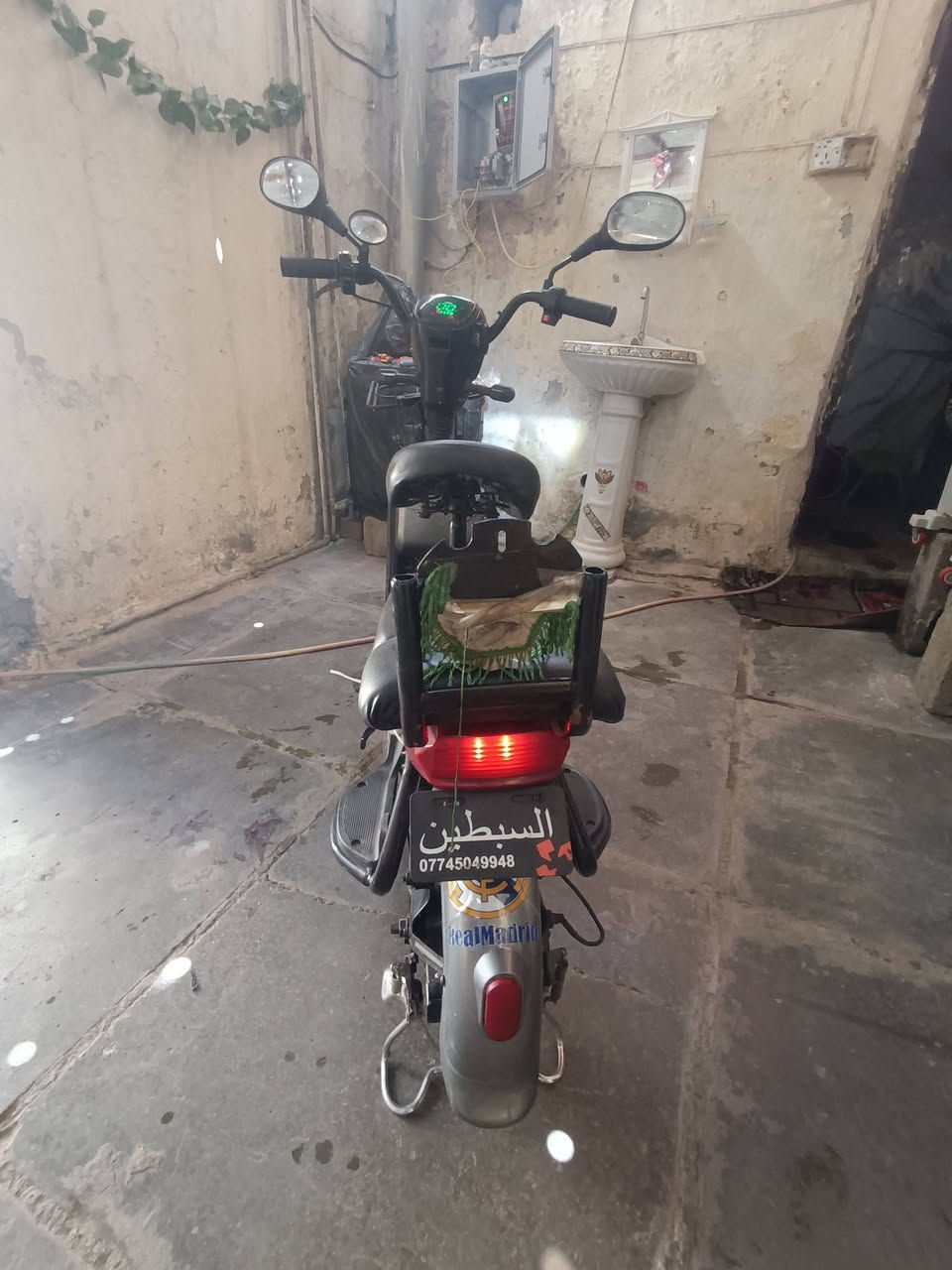 سلام عليكم عندي دراجه شحن للبيع R8✅
4بطاريات ✅
45سرعتهه حقيقي✅
32امبير✅
نضافتهه85%✅
تمشيك50كيلو متر✅
ملف1000✅
السعر 250وبيهه مجال 
رقم واتساب ***********
