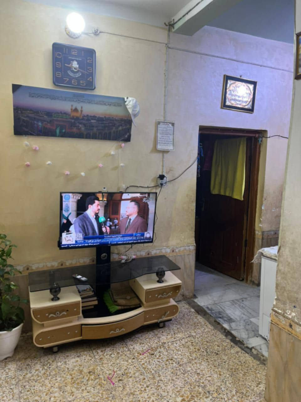 سلام عليكم بيت للبيع مساحة 120   6 في 20 بناء طابوق بي طارمه ومحل وستقبال وصاله وغرفه ومطبخ وصحيات خارجيه وداخليه طابق واحد التظحيه بالفرع مقابل مدرسة حبيب سعر 85 وبي مجال رقم ***********
