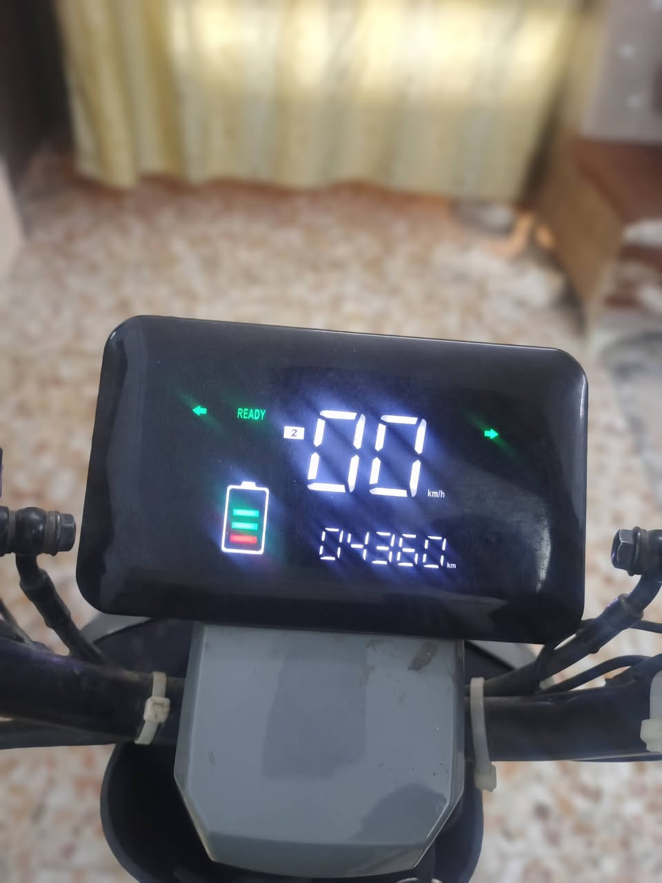 السلام عليكم
دراجه شحن R9 
الدراجه نضيفه كبل للشارع 
شغاله كهربائيات كامله 
بطاريات قبل شهر ونص مبدلهن 
المكان بغداد الكريعات 
سعر 275 وبيه مجال 
رقم صاحبهه ***********
