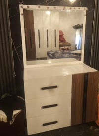 عندي غرفه نوم للبيع اخذتها قبل شهر مليون و450 ورايدها مليونو100وبيها م...