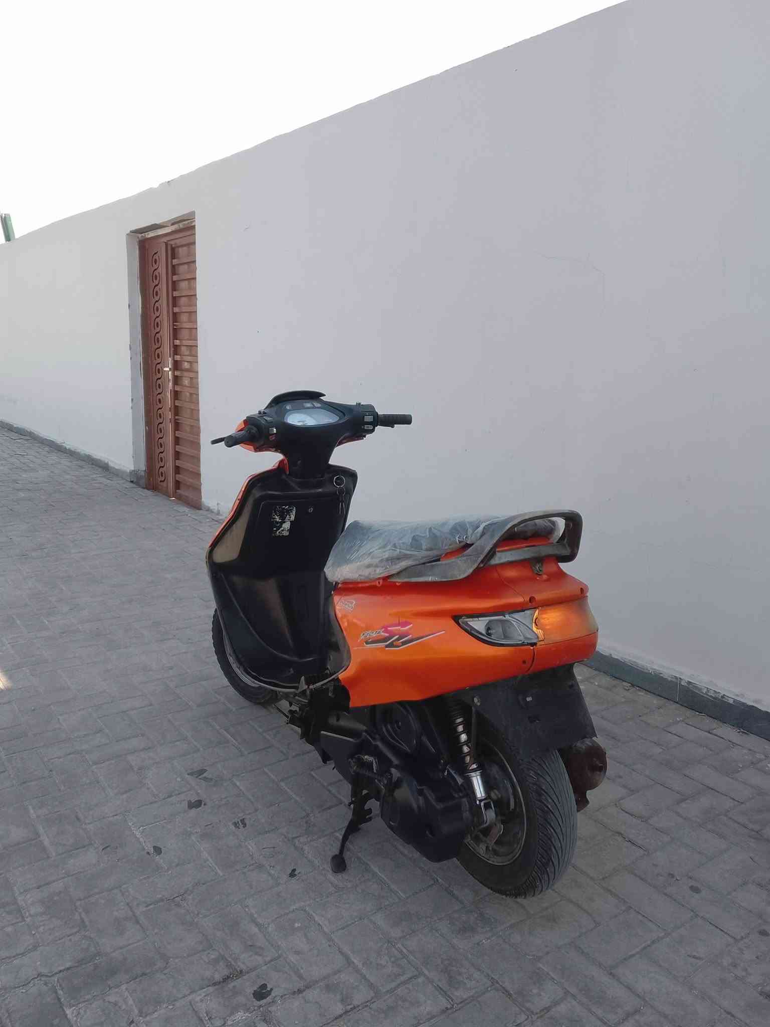 دراجة. فراشه جاهز من كلشي من طول الطول كيلو متر شغال مال بنزين شغال شاير لايت عالي ناصي سلف هندر يعني يي نقص مابيه مكينه خير من الله ناعمه كلش بس عندي بل كزوز اكو صوت شرط نص نكره سلف شوكت مايعجبك تايرات مامي خلفي جديدات دبلات قفل صندوك وقفل سكان شغلات بعدهي عله البلاد دراجه محتاج وريد ابيع350وبيه مجال عنواني بصره ***********
