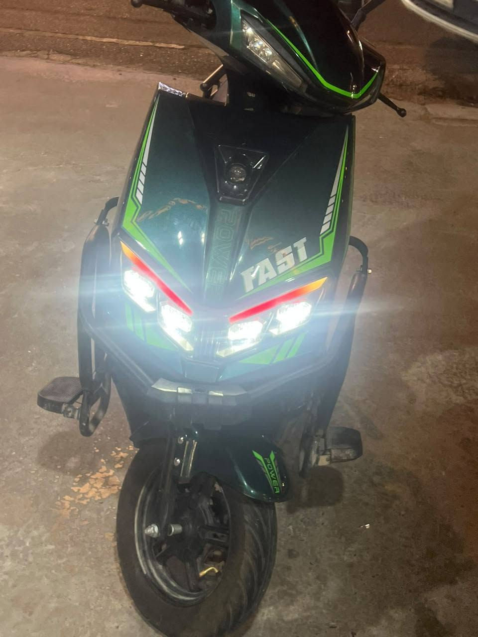 ســـــــــلام علــــــــيكم🙋‍♂️
دراجـــه سكنس 💥🔥

مــــــــوديل:2025💁‍♂️💖
بطــــــارياتـــها: عدد 6🕷🕸❤
كان بيها عطل ملف ف استبدلنه ملف ثاني جديد والدراجه تمشي طبيعي بس بيه شوي خشونه بلمشي بسبب الملف 
ســـــــــرعة الدراجه: 75🙆‍♂️🔥🔥🕸
تمشي بلشحـــــــــטּـه الوحده 70‌🇰
الدراجه كامله مكمله من انارات وكهربائيات وكلشي 
4 سرع بيها✨+مع نضام رجوع للخلف
كلشي كامل مكمل بيها 
نضافه الدراجه 100/90🔥❤️‍🔥
سعــر الدراجــــــة: 400الـف💁‍♂️ وبيها مجال 

عــــــــــــــــنـــــــــــوان: بغداد» حي الجامعة» شارع66

الــــــــــرقــــــــــم: *********** اسيا💝
مــــــــلاحضــــــــة! لايوجد فيس ولامازنجر
+
مكلف بالنشر الرقم بيه واتساب او اتصال على السيم كار
