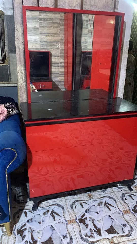 غرفه نوم مستعمله السعر ٢٥٠الف وبيهه مجال ٧قطع وياها دوشك جربايه هديه وبرده وفرشه جربايه للتواصل ع هذا الرقم
***********
