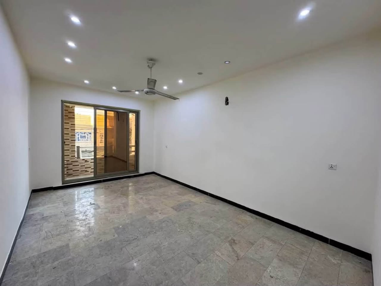 🏡 للإيجار في السيدية
📍 الموقع: السيدية – شارع النخل
📐 المساحة: 100 م²

✨ مواصفات العقار:
▪️ 3 غرف نوم
▪️ صالة
▪️ مطبخ
▪️ خدمات

💰 بدل الإيجار: 1,200,000 دينار
🔸 يوجد مجال بسيط للتفاوض

📌 العقار متوفر لدى مكتب حلم عقاري

📞 للتواصل والاستفسار:
***********.
