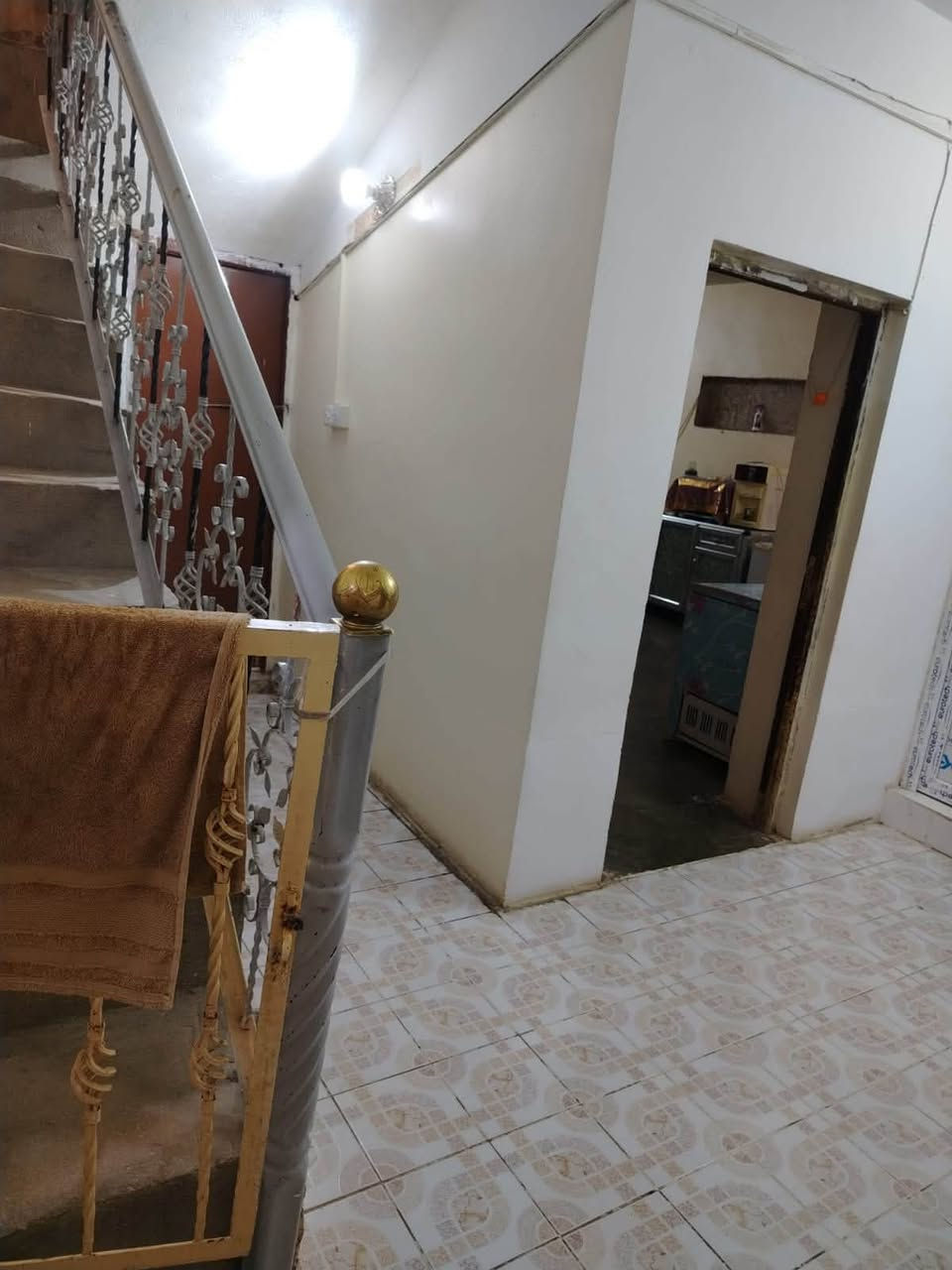 السلام عليكم بيت للبيع
الديوان طول ٨ عرض ٤ عگاده سيراميك 

الهول ٦ ب ٤ 

الممر ٤ ب ٢ 

الحمام ٢ ب ٢ 

المطبخ ٥ ونص ب ٤ صب مو سيراميك 

تواليت متر ب متر 

الغرفه ٥ ب ٤ ارضيه صب

المدخل ٢ ب ٢ سيراميك 

الطابق الثاني 

غرفه ٥ ونص ب ٤ عگاده صب 

ممر بين الغرف ٥ طول عرض ٢ 

غرفه ٥ ب ٤ 

غرفه ٧ ب ٤ 

غرفه ٥ ب ٤  

مخزن عرض متر ب ٤ طول 

صحيات ٢ ب ٢ عگاده 

الباقي سندويچ ومسطر 

الطرمه كبيرة ترهم كراج هم 

صحيات خارجيه كامله 

 المساحه ٣٠٠ متر 

ومتر ونص داير البيت

بس مو طابو 

العنوان السبحاني قرب جامع الخطيب يبعد عنه 10 دقايق 

سعره 47 وبي مجال
***********
