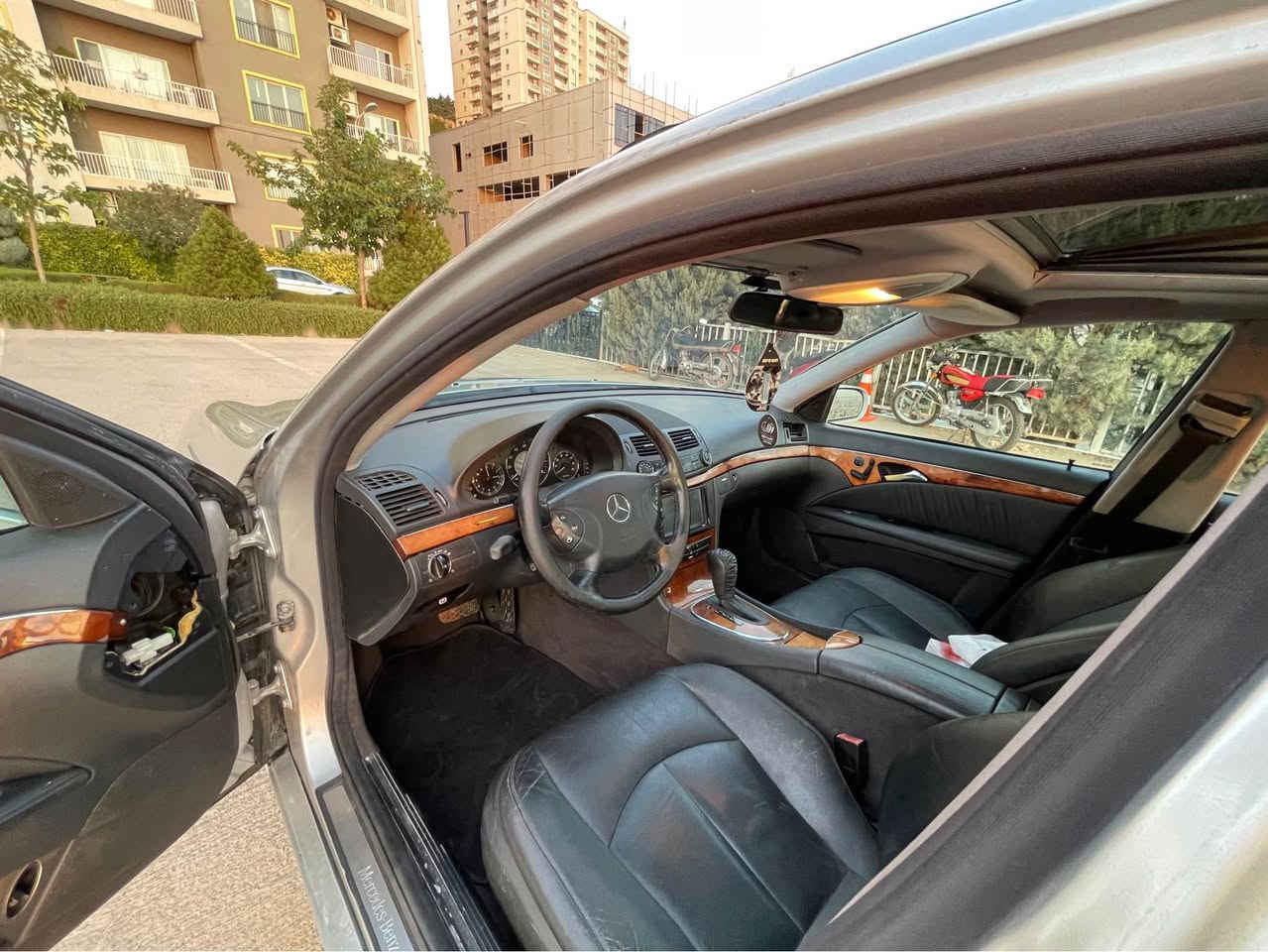 mercedes  e class 2005
مارسيديس  براوه يه براوه ى دوبه يه  ٤٥$ مه جاليكى كه م
مه كينه ى ٣٢٠ v6 مه رغوب بخ نزين زوركه م اخوات
فول فول مواسه فات سلايت جام اوتو اوينه اوتو  
ته بريد به شه رت بريكى به سراوه جامى بيشودوا هه لكيراوه كودى مرورى بوكراوه داروبه ردى به شه رت
كيرومه كينه به شه رت *********** *********** السليمانية, العراق

