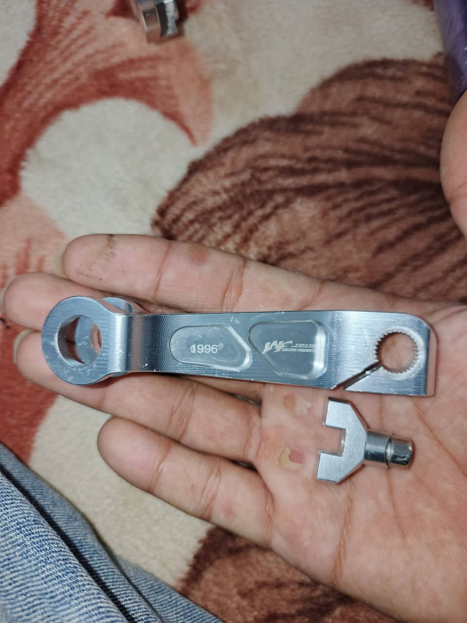 غراض تفصيخ جديد 
زوج ويل امامي خلفي كاربون فايبر تايوان اصل الوحيد بالناصريه هوه وزوج تايرات سعره 75 بيه مجال 

شيال فضي سعره 30بيه مجال 

شفت ويل امامي فضي 7

فراك بريك فضي wf سعره 7

قبضات بريك فضي wf سعرهن 15بيهن مجال 

دبل خلفي بنفسجي بلادي  سعره 15بيه مجال
***********

