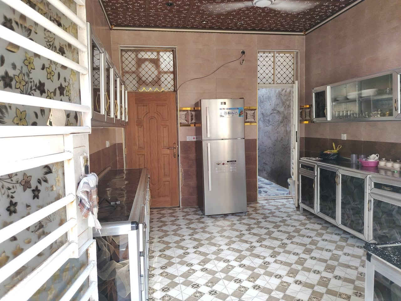 🏠 دار للبيع في مدينة الصدر -  🏠

الموقع: مدينةالصدر / قطاع 72 بالقرب من مدرسة النيرات
المساحة: 144متر مربع.

تفاصيل وتقسيم الدار:

🔹 الطابق الأول:

• كراج
 
. هول 

•استقبال 

• غرف عدد 2.

• مطبخ حار   ومطبخ بارد • 

• حمام 

🔹 الطابق الثاني:

• غرف عدد 2

•حمام

•حالة البناء ( بناء حديث/ 2019)

ملاحظة : مجموع الغرف الكلي (4)

📝 نوع السند: (طابو ملك صرف / 

للتواصل والاستفسار: ‭***********‬
