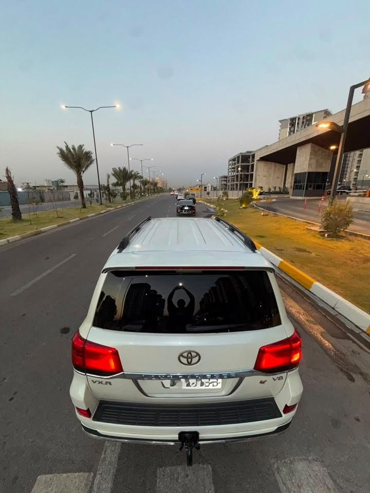 السلام عليكم  
لاندگروز ( جكسارة) للبيع 2008  VXR  رقم اربيل الجديد وسنوية بأسمنا 

ماشيه 136 الف كيلومتر حقيقي ووين ماتحب افحصها 

محدثه 2020 مكفوله من الحادث

فقط صبغ حزام لغرض التحديث 

التكم والقمارة مكفولة

المواصفات معروفة

كاميرا خلفية
بصمة
مثبت السرعة
نوافذ كهربائية
شاشة
مصابيح زينون الأمامية كشافات LED 

شاشة أبل كاربلاي واندرويد اوتو 
التشغيل عن بعد

السيارة نظيفة وجاهزة و مصروف عليها وبيها كتاب موافقة مال تظليل سنة كاملة 
 
السعر المطلوب 260 ورقة ( 26000) الف دولار وبي مجال ان شاءالله 

مكان السيارة بغداد الكرخ 

*********** واتساب ابو احمد
