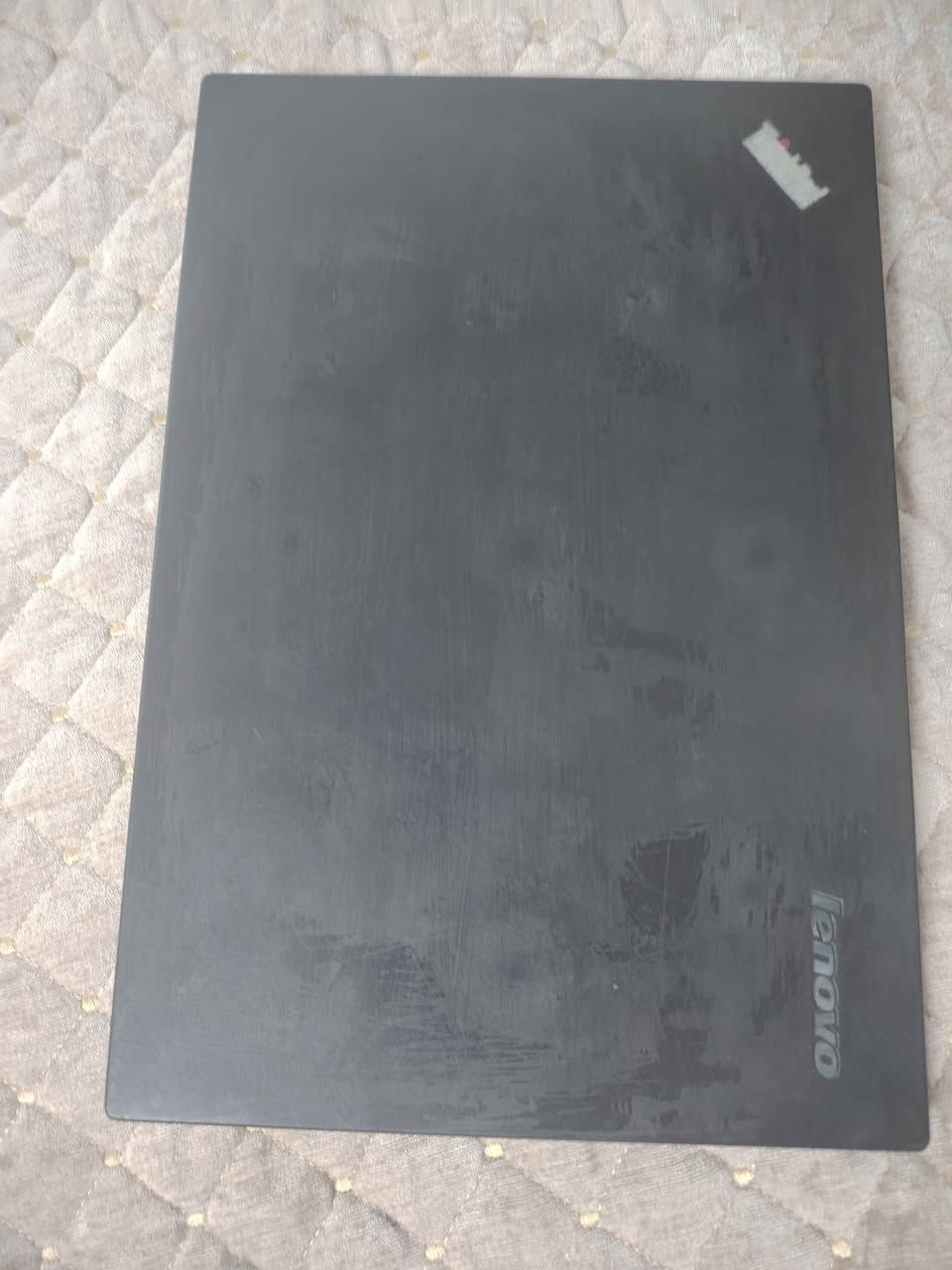 💻 للبيع: لابتوب Lenovo ThinkPad T450 
​المواصفات التقنية:
​المعالج: Intel Core i5-5300U بسرعة 2.30 GHz
​الذاكرة العشوائية (RAM): 8 GB DDR3
​مساحة التخزين: هارد HDD(1 Terabyte)
​كرت الشاشة داخلي: Intel HD Graphics 5500
حجم ​الشاشة: 14 بوصة HD
​حالة الجهاز:
​البطارية: ممتازة جداً (تطول حتى 3 ساعات عمل) 🔋
​الكيبورد عاطل: يحتاج إلى تبديل ⌨️ 
​الحالة العامة: الجهاز يعمل بكفاءة ومناسب جداً للأعمال المكتبية، الدراسة، والتصفح.
​ملاحظة: تم مراعاة تكلفة تبديل الكيبورد في السعر المطلوب.
​📞 للتواصل : [***********] يتوفر واتساب بغداد, العراق
