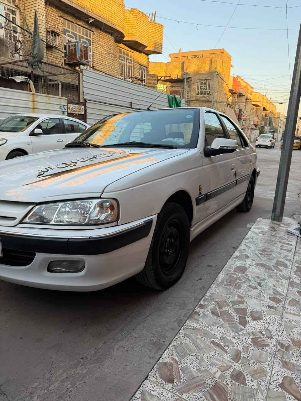 سلام عليكم بيجو بارص ٢٠١٨
السيارة كير جديد مشط جديد ضربة مابيهة السيارة 
بيهة خيط تبخير السيارة باسمي مكفولة من الضربة بيهة 
بس بارد لجاملغات لامامية وتبديل دعاميات 
السيارة يارادلهة ترتيب سعر ٥٥وبيهة مجال للشراي 
***********
