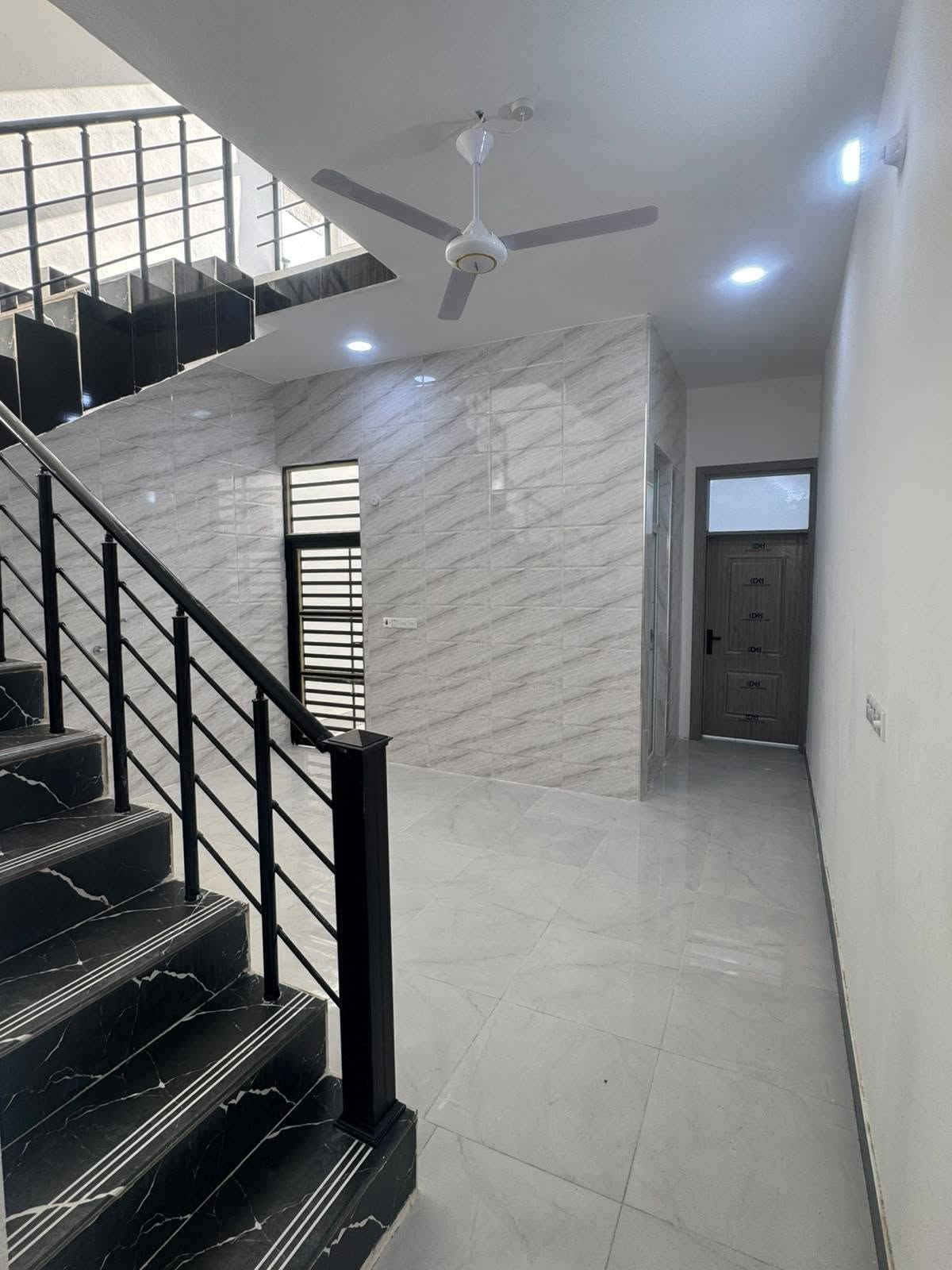 بيت جديد للبيع (بناء حديث وجاهز للسكن) 🏠
​المساحة: 100 متر (طابق)
​الموقع: دور الزراعة الثالثه
​الملكية: طابو صرف زراعي، سند 25 (وكاله )
​الميزات: موقع مميز وقريب جداً من المدرسة مع توفر كافة الخدمات الأساسية (ماء، كهرباء، أسواق، وتبليط) ✨.
​السعر: 60مليون وقابل للتفواض 
​📞 للاستفسار والمعاينة، يرجى الاتصال على الرقم: ***********
(أو المراسلة واتساب)
