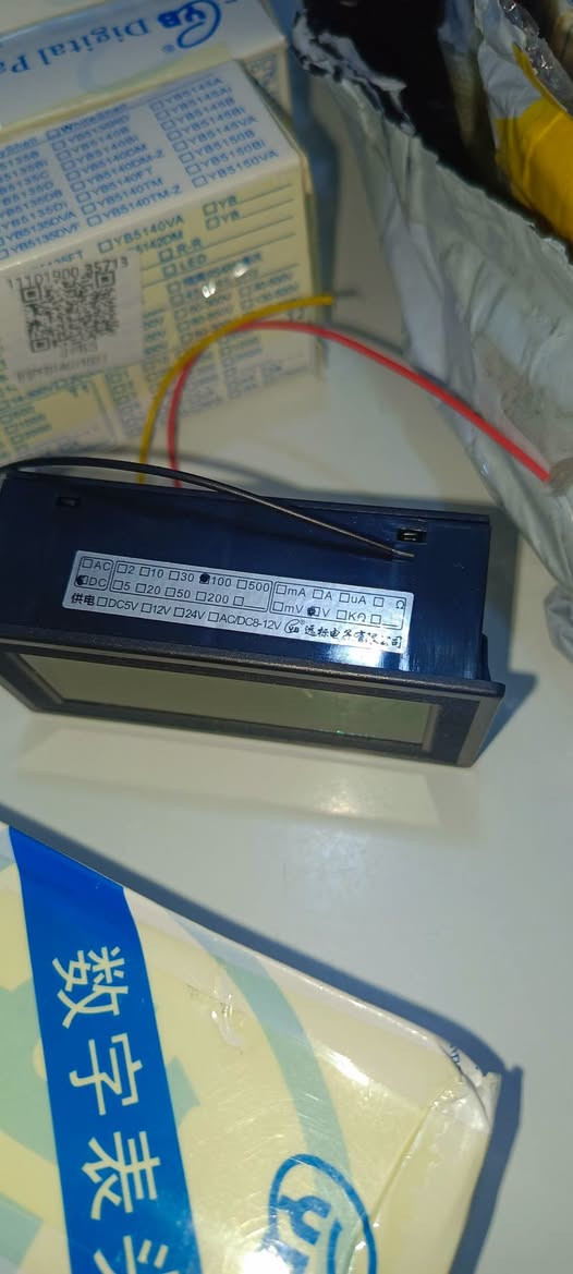 فولتميتر رقمي • شاشة LCD زرقاء • ثلاثي الأسلاك