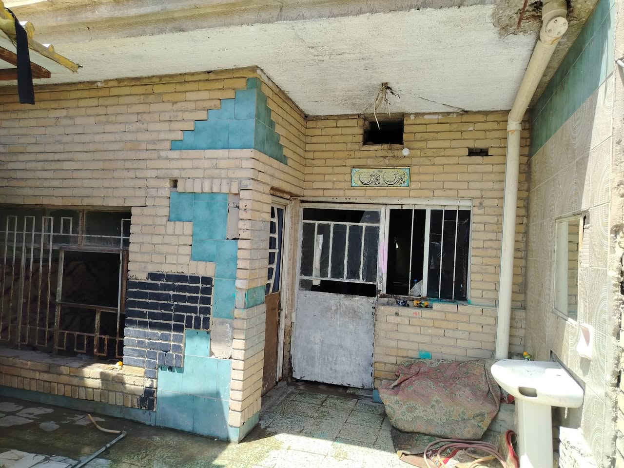السلام عليكم بيت للبيع طابو صرف مساحة 150 متر طابقين مسلح   (غرفتين نوم ) واستقبال وصاله ومطبخ ومنور وكراج ///// الطابق الثاني غرفتين نوم وخدمات 

عنوانة: رئاسة شارع جامع الإمام علي( ع) شارع  خمسه وعشرين  

ملاحظة/ البيت على شارع مو فرع قرب عماره الحافظ وحاليا فارغ 

للتواصل  ***********
