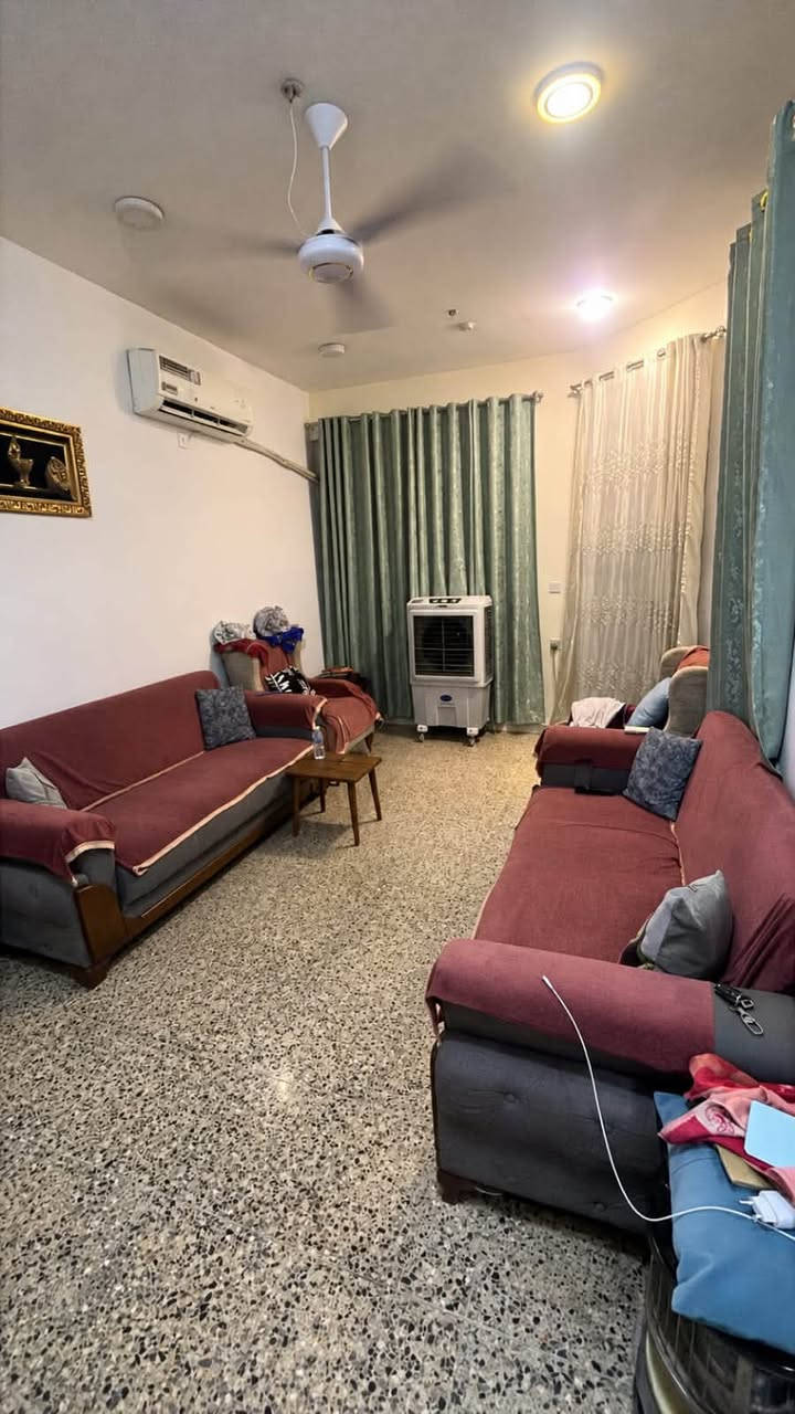 دار للبيع في بدايه منطقه البعيثه  (شارع المطار)  مساحه ٥*٢٠ طابق و نص يحتوي على كراج ومدخلين استقبال و مطبخ  خدمات وغرفه نوم و طابق ٢ يحتوي ع غرفه نوم و بيتونه
ملاحظه/سند ٢٥ اقرار محكمه 
السعر او الاستفسار الاتصال على ***********

